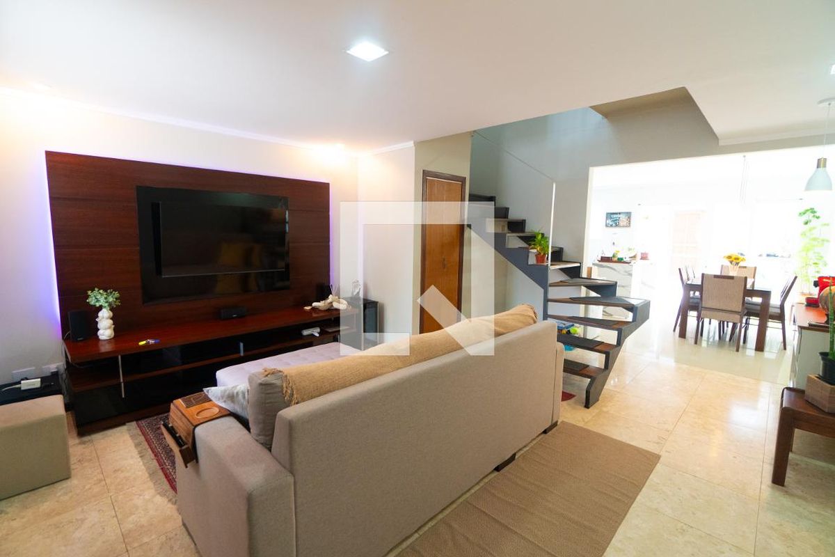 Casa, 7 quartos, 200 m² - Foto 1
