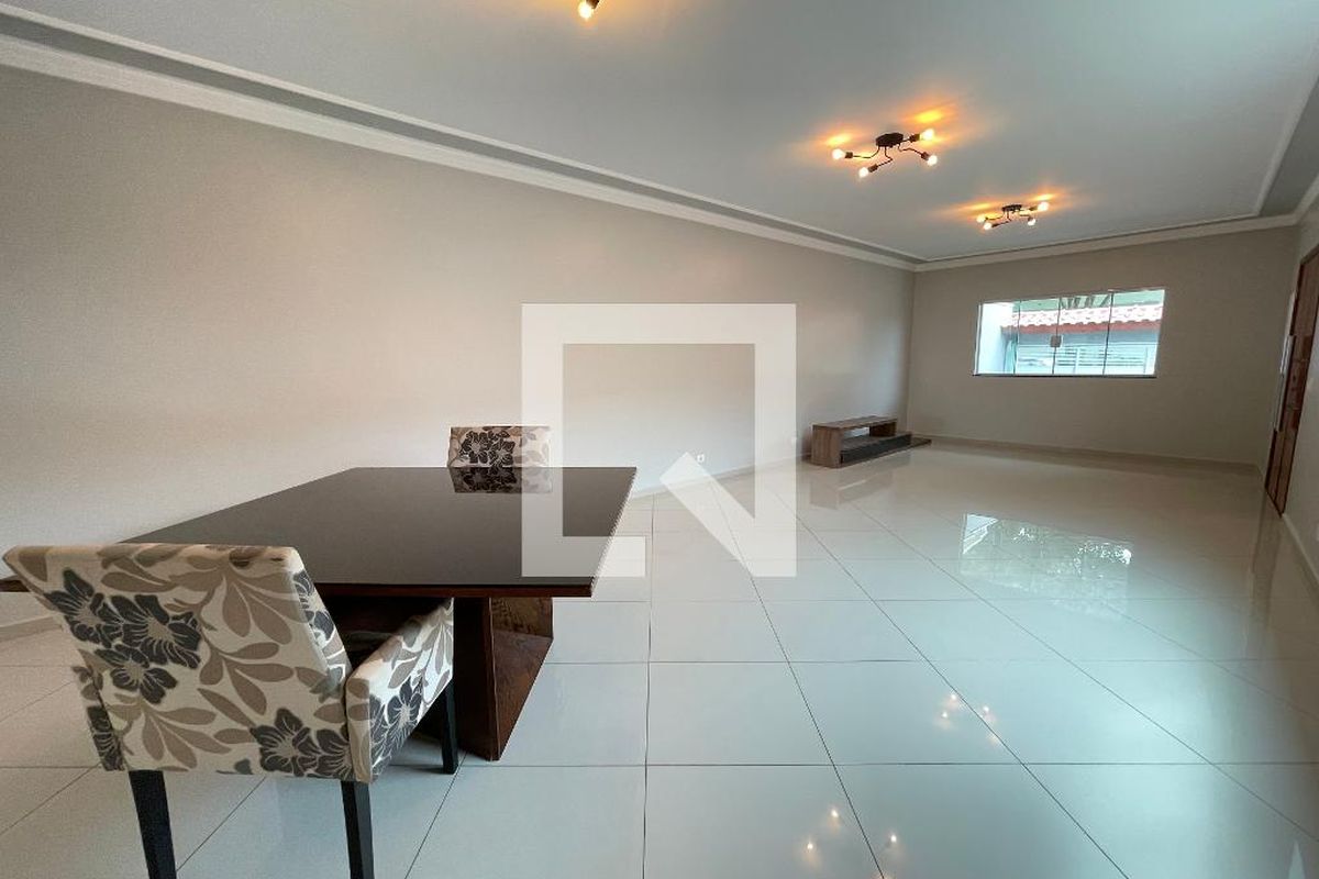 Casa, 3 quartos, 240 m² - Foto 1