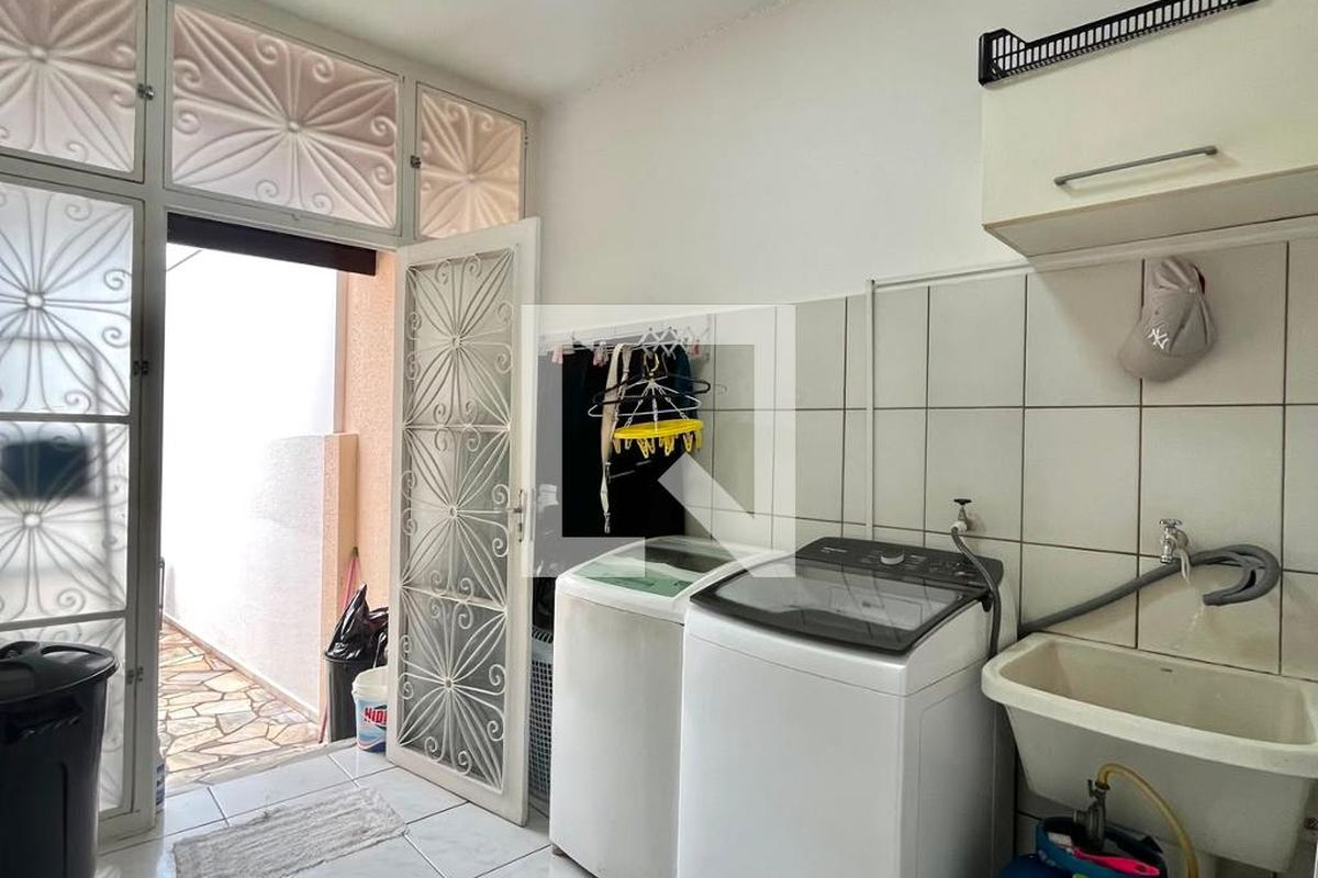 Casa à Venda - Parque Prado, 3 Quartos,  300 m2 em , Campinas - sp | SoloBR