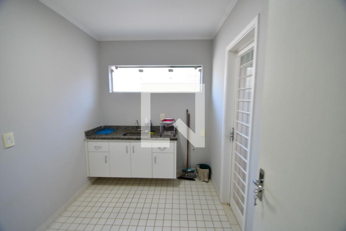 Casa à Venda - Jardim Flamboyant, 6 Quartos,  223 m2 em , Campinas - sp | SoloBR