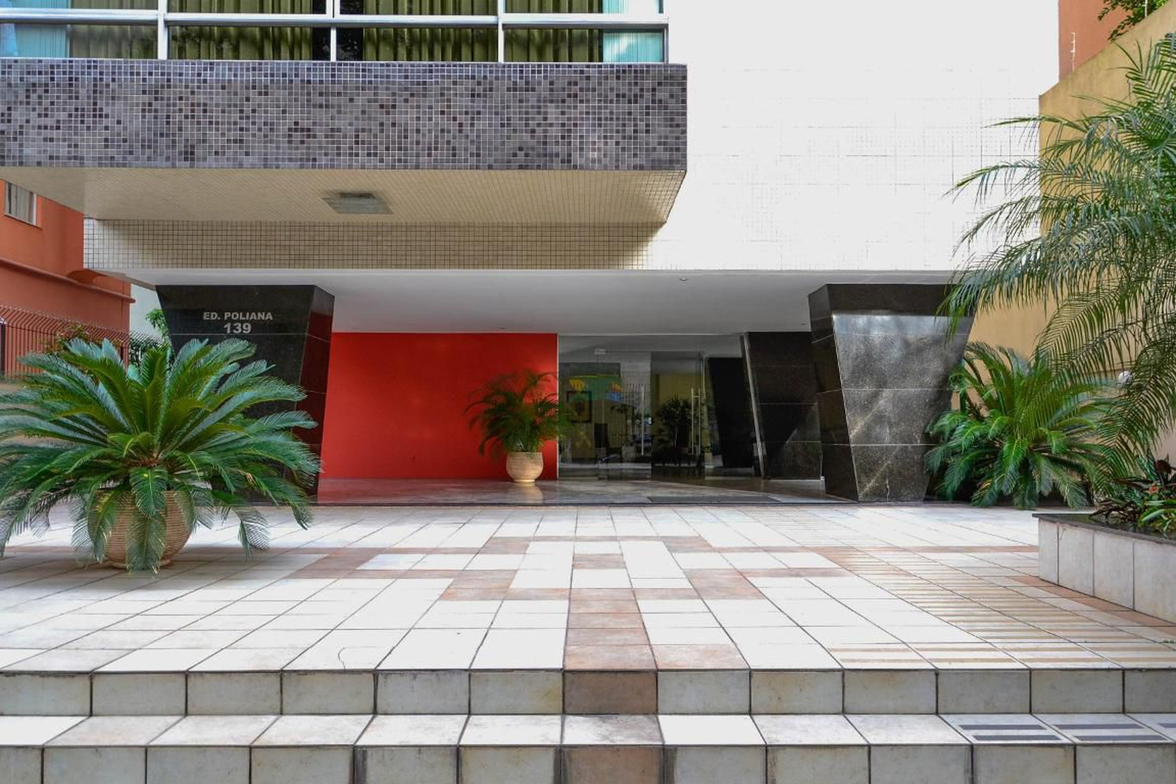 Entrada do prédio - Poliana