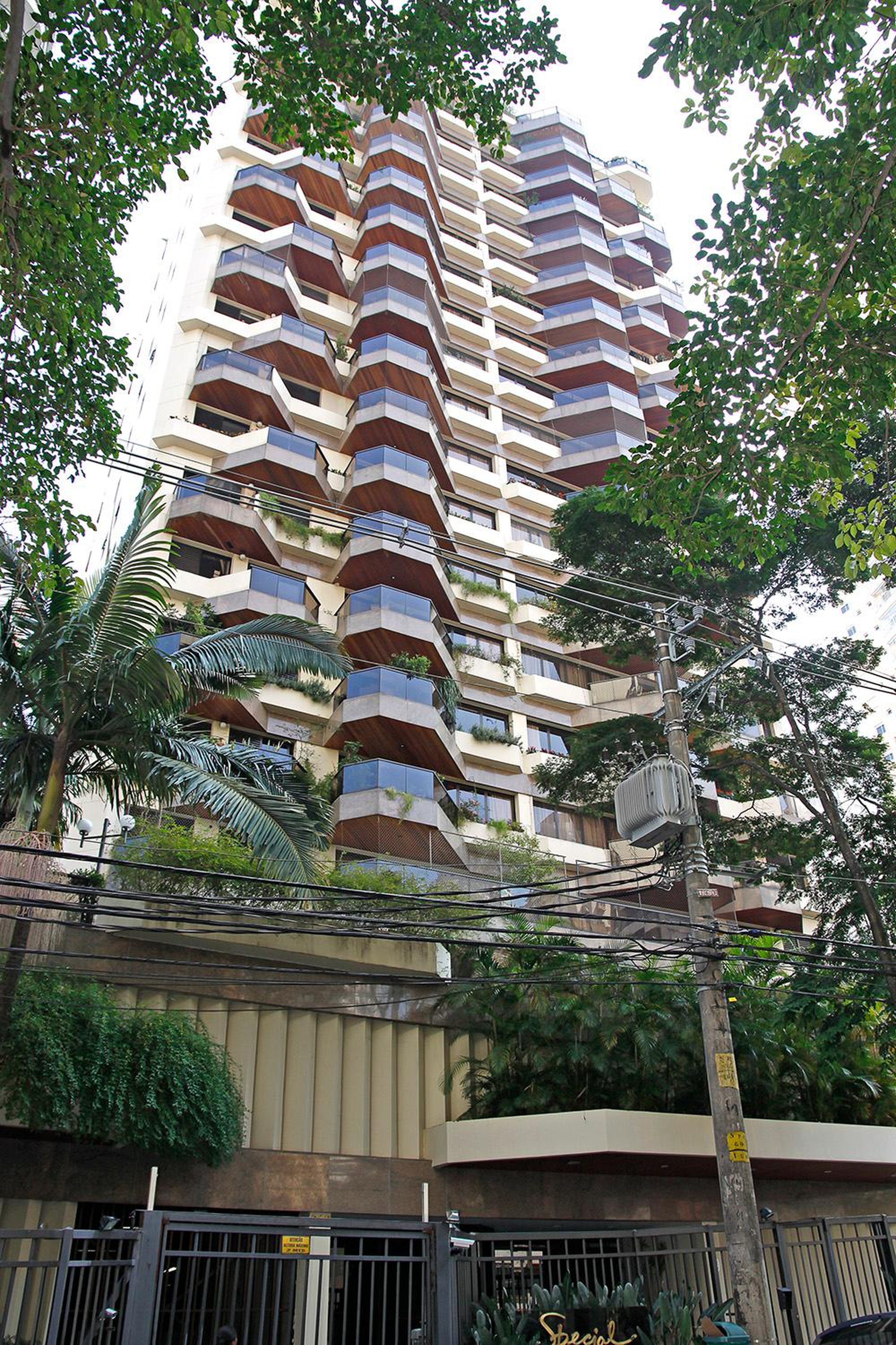 Fachada Condomínio em Rua Maria Figueiredo, 610