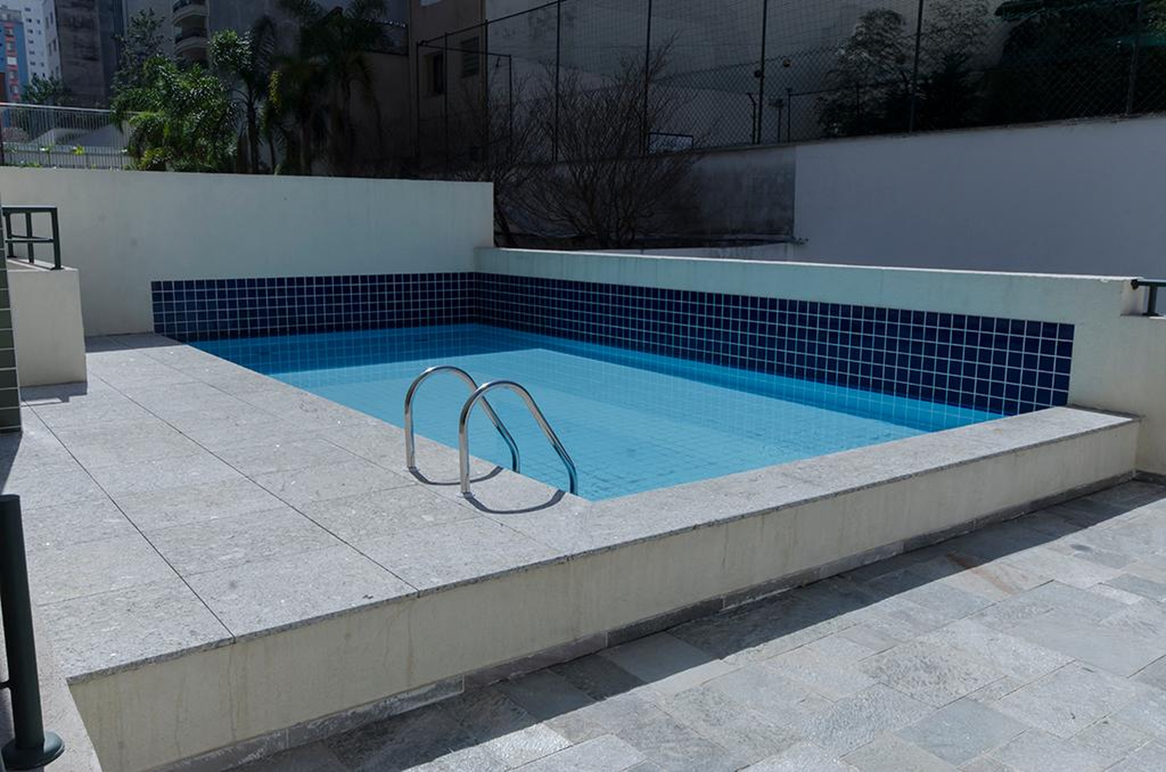 piscina Condomínio em Rua Alves Guimarães, 370