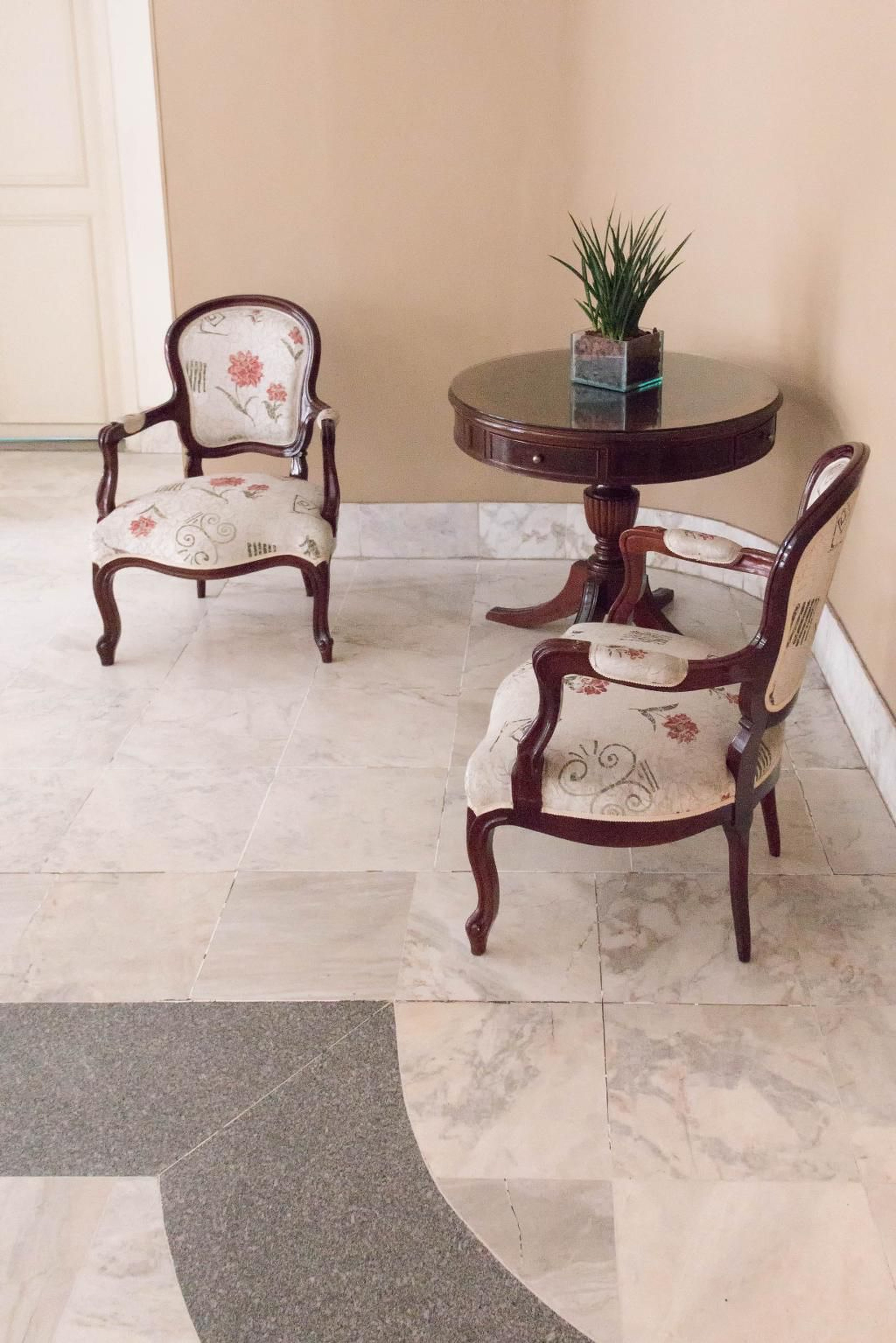 Entrada do prédio - The First Full