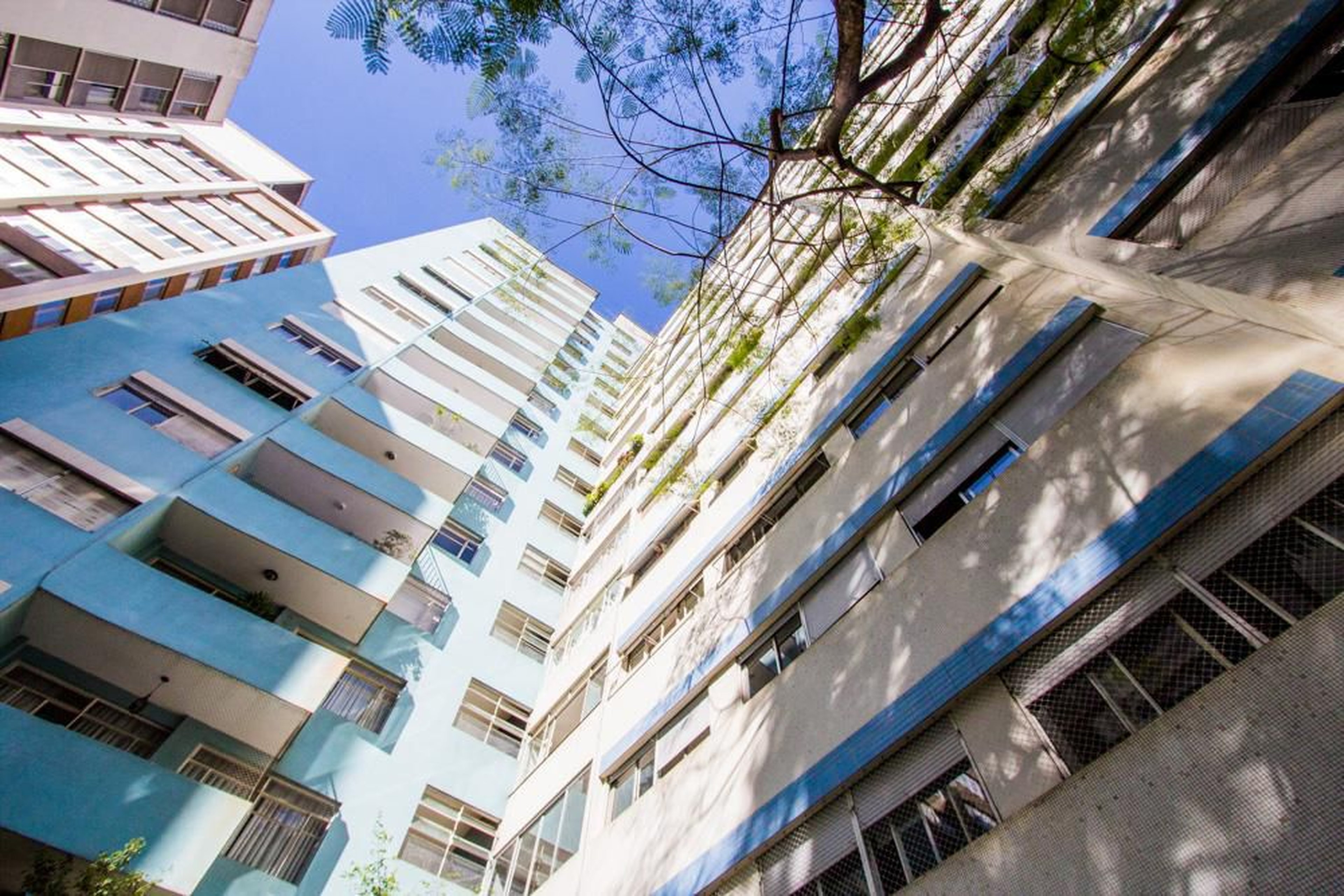 Edifício Condomínio Azul e Branco