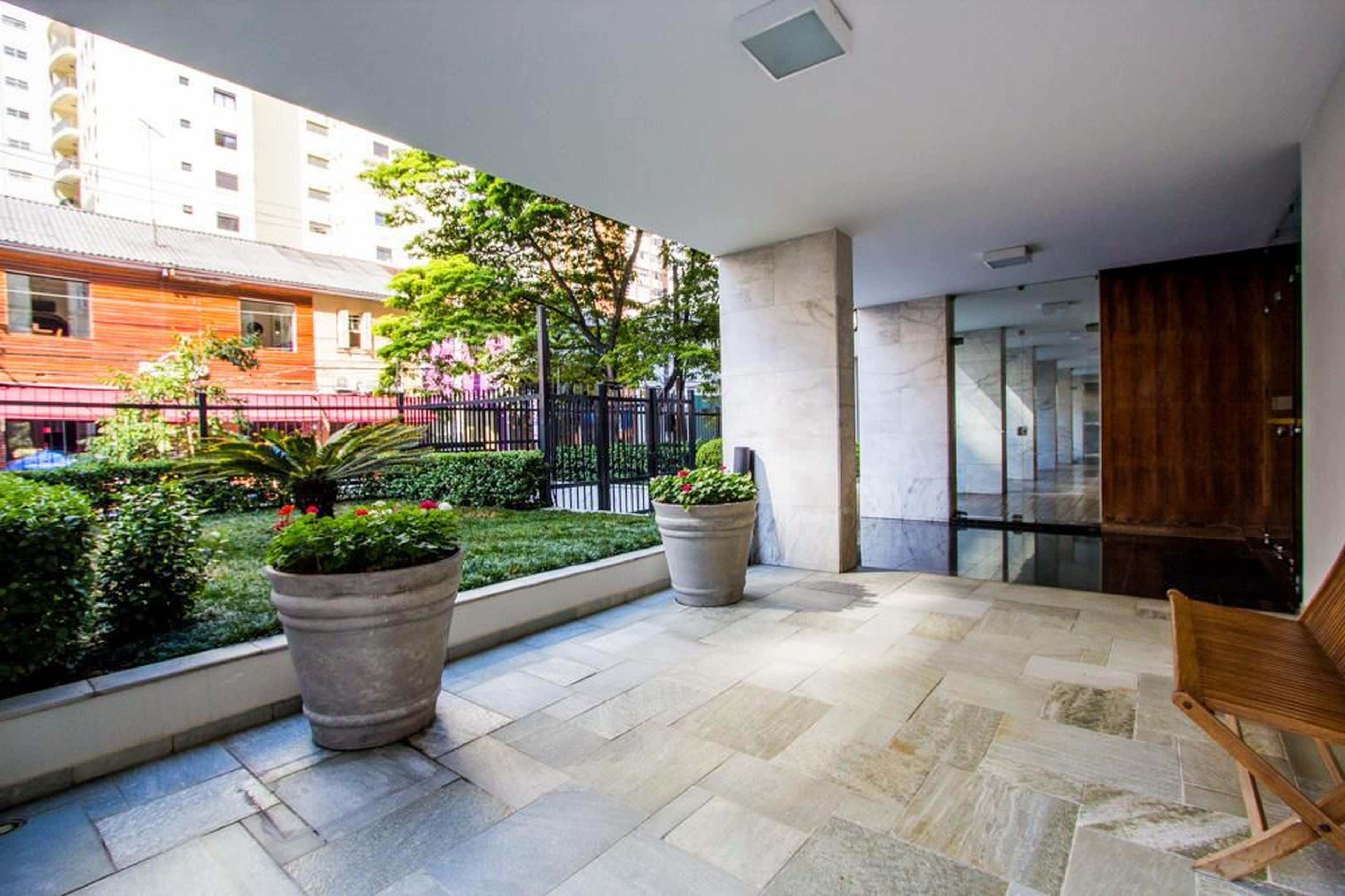 Entrada do Prédio - Tebas