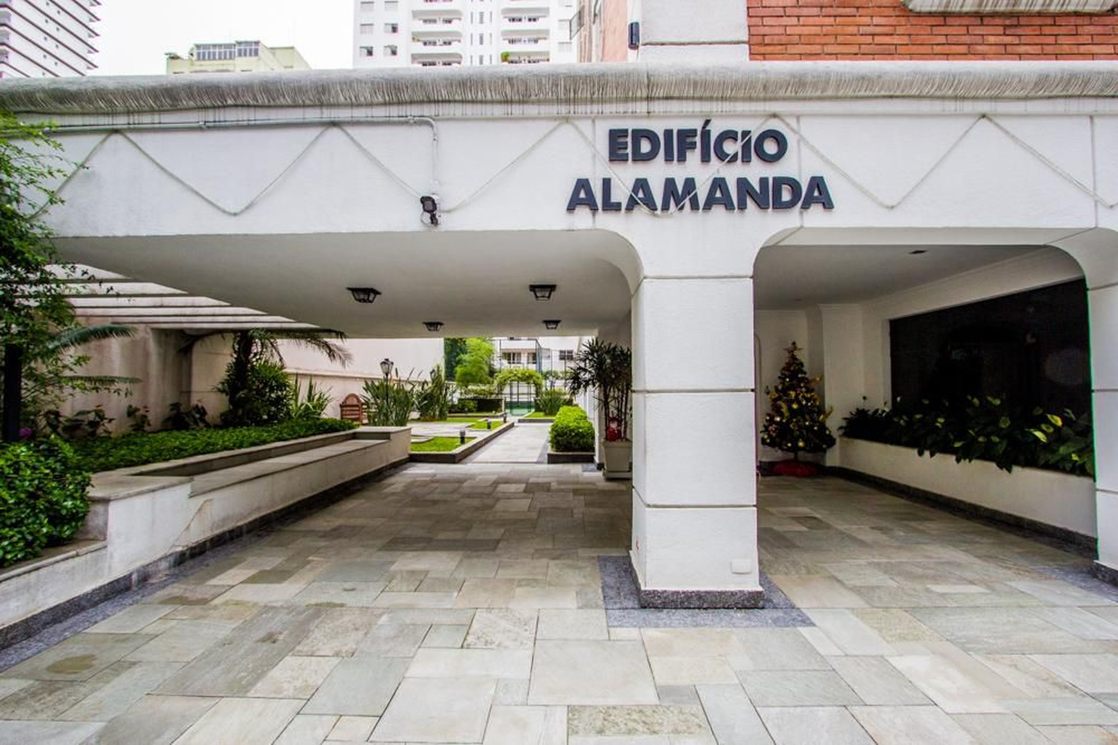 Entrada do Prédio - Alamanda