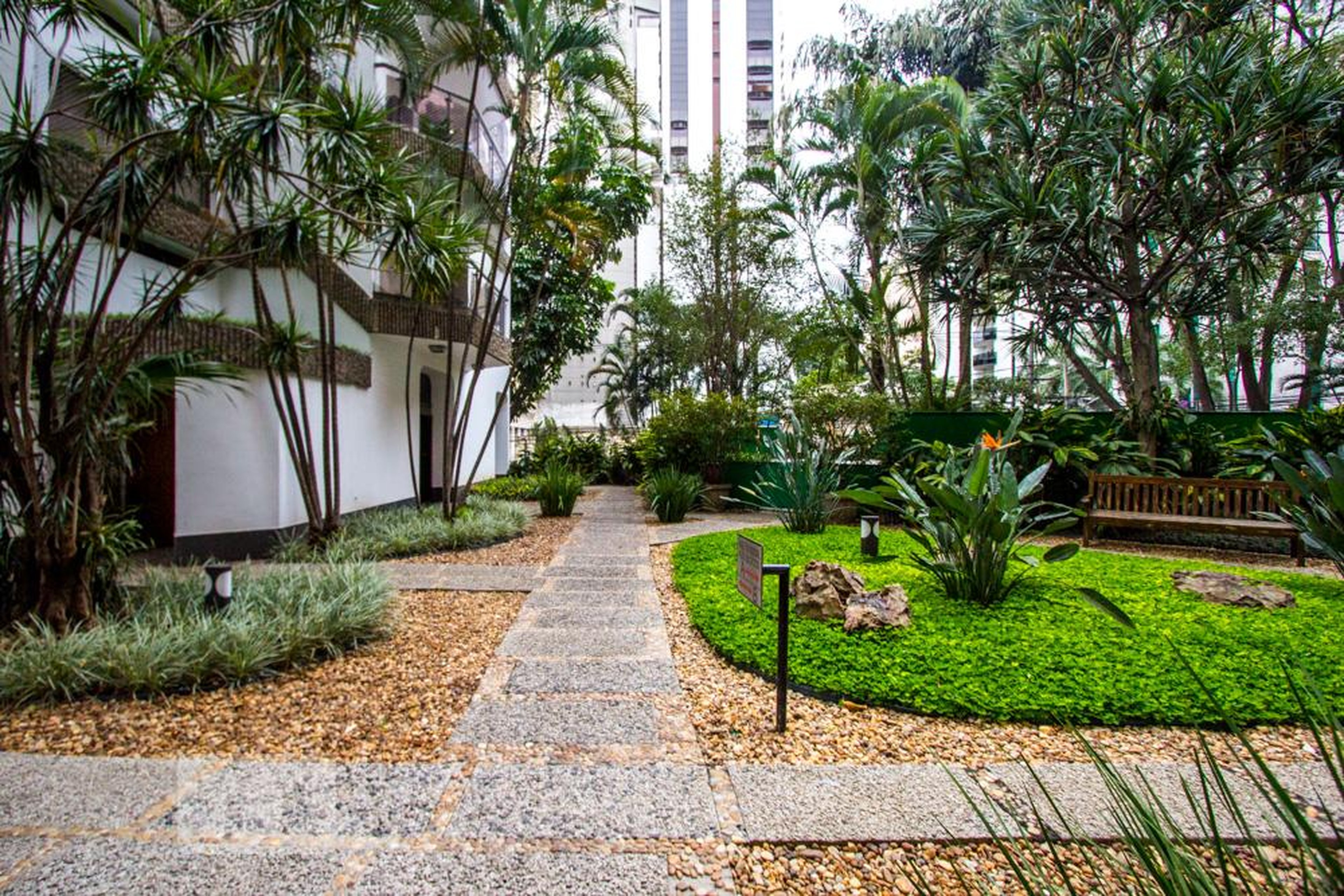 Área Comum Condomínio Queen Elizabeth (1983)