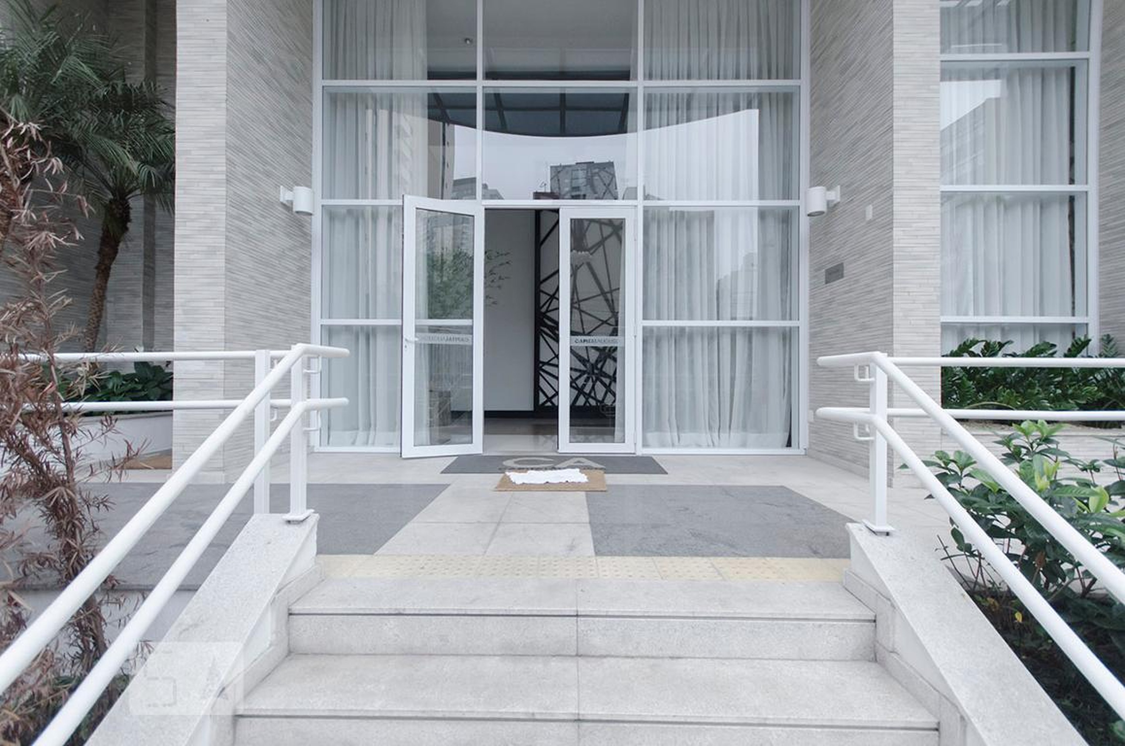 fachada Condomínio em Rua Dona Antônia de Queirós, 108