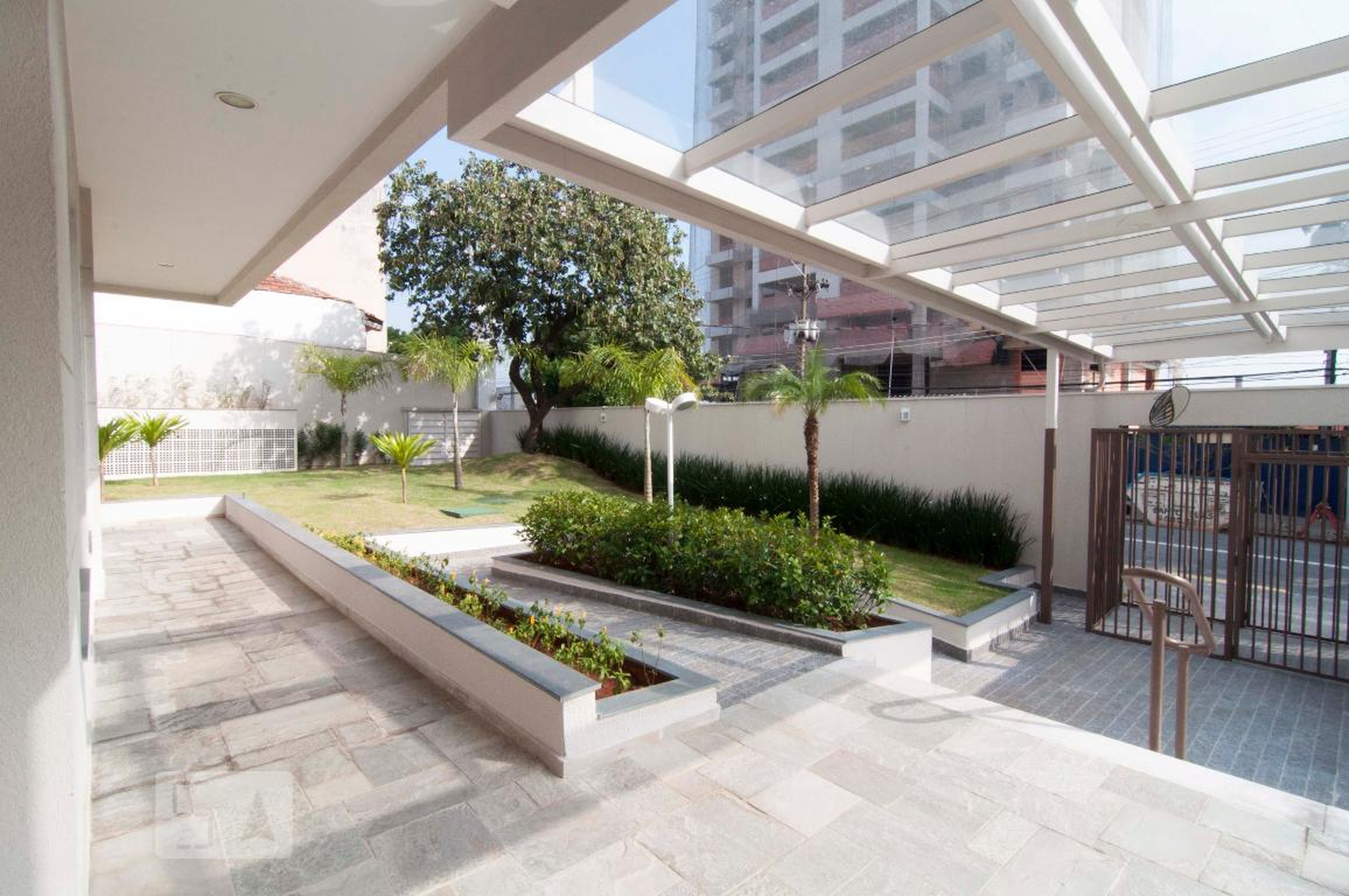 Entrada do predio Condomínio em Rua Faustolo, 653