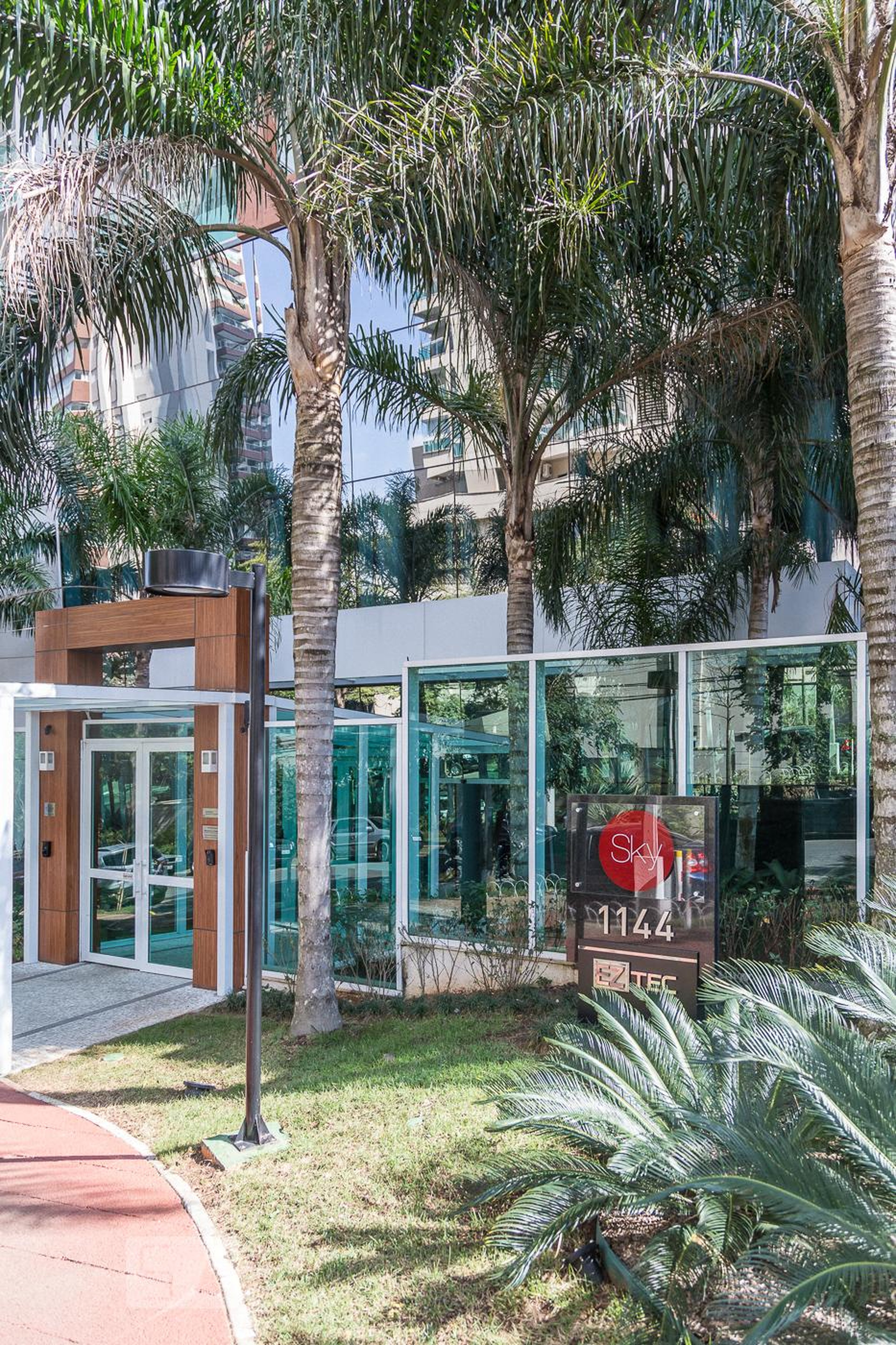 Fachada Condomínio em Rua Constantino de Sousa, 1155