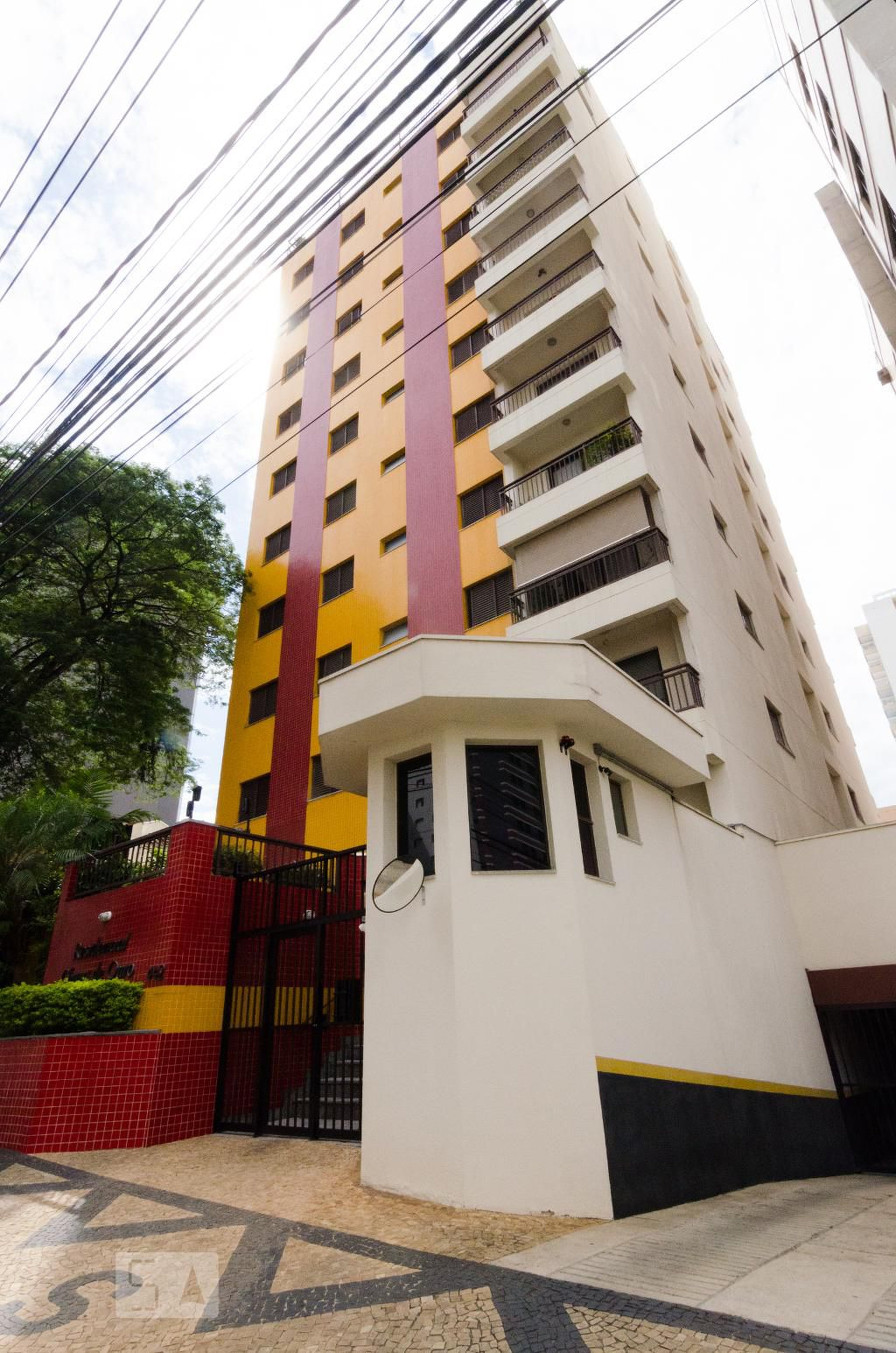 Fachada do prédio Condomínio Chuva de Ouro