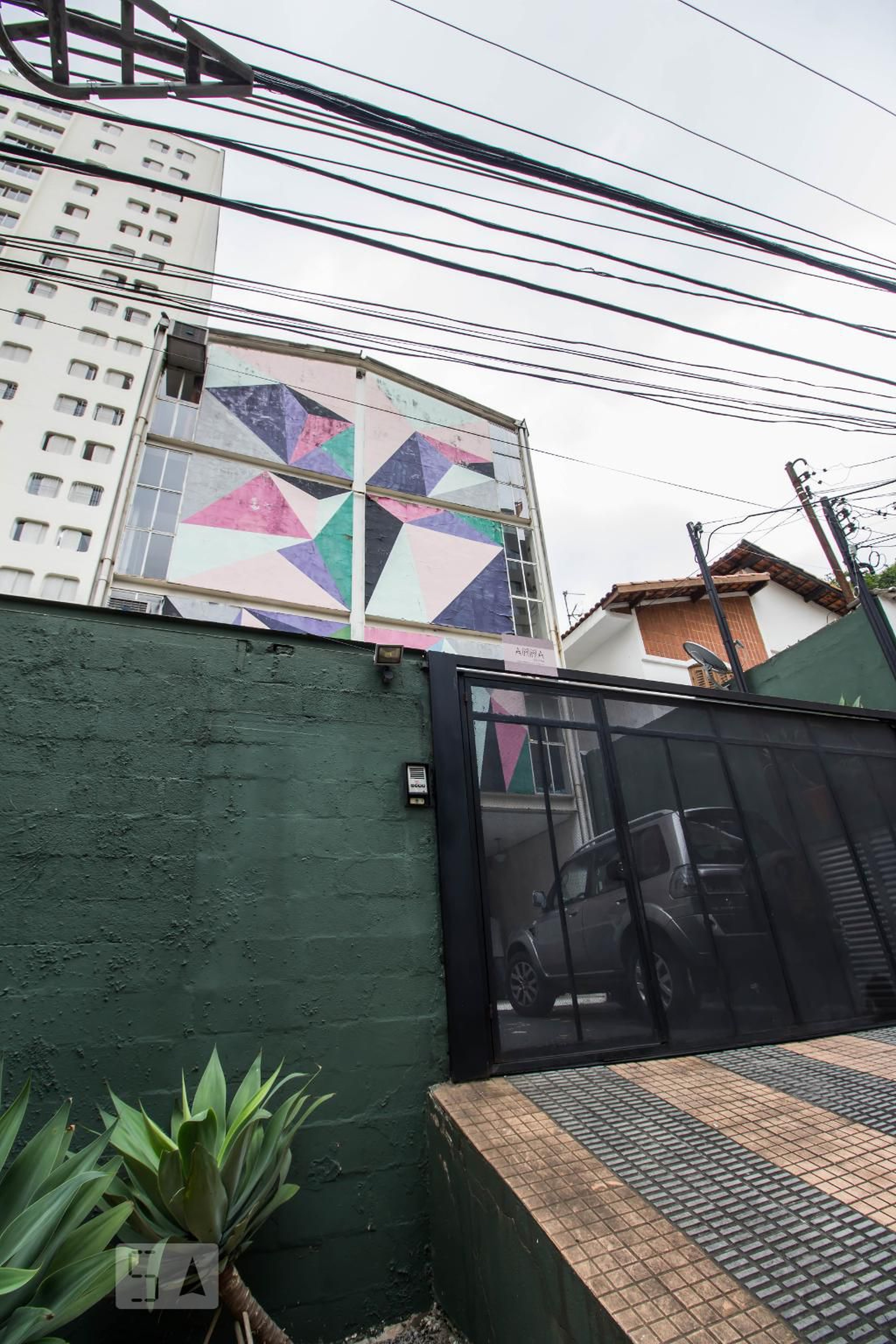 Fachada Condomínio em Rua Alves Guimarães, 951