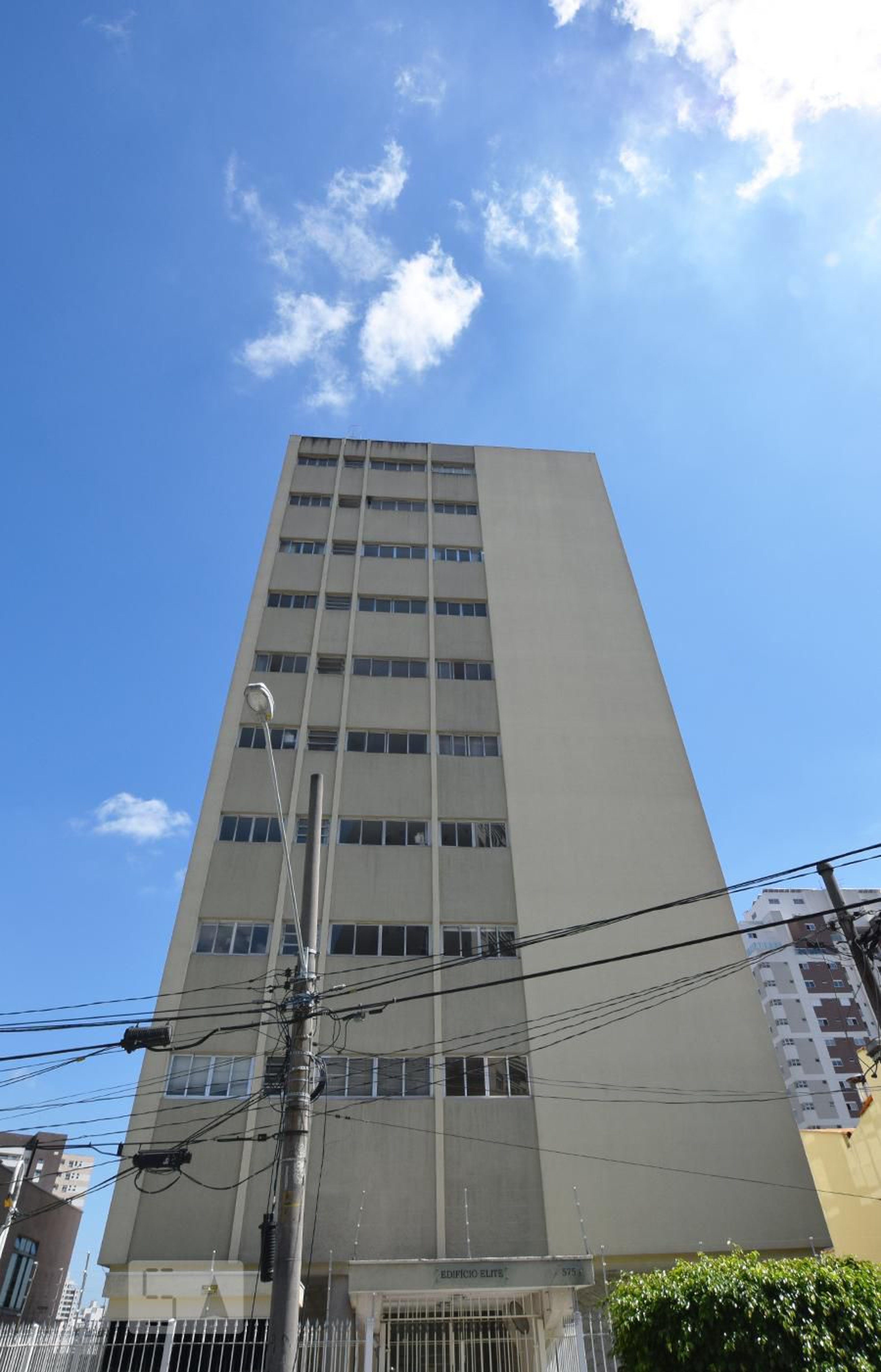 Fachada Condomínio em Rua Carlos Petit, 575