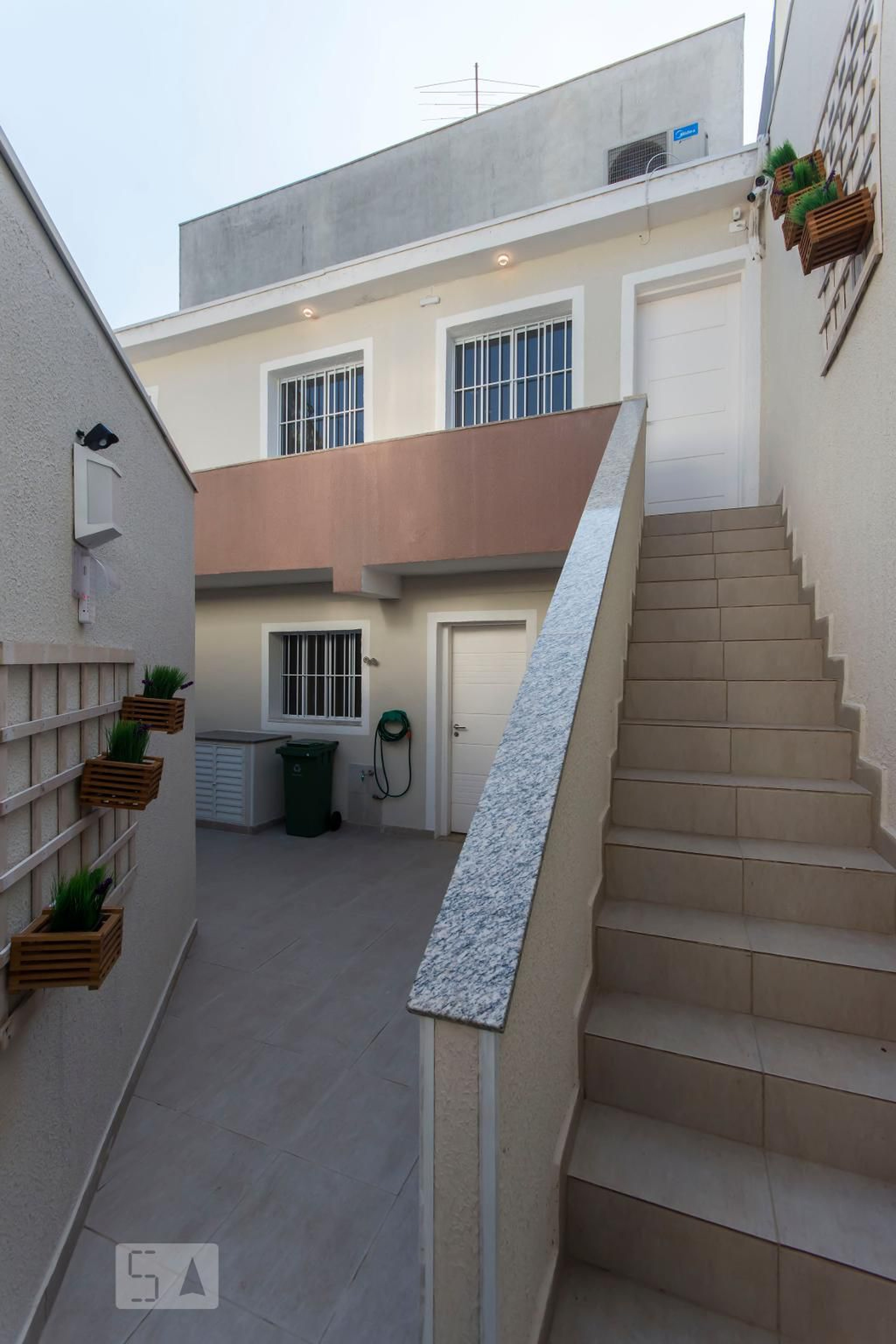 Fachada Condomínio É O Andar Superior de Uma Edícula