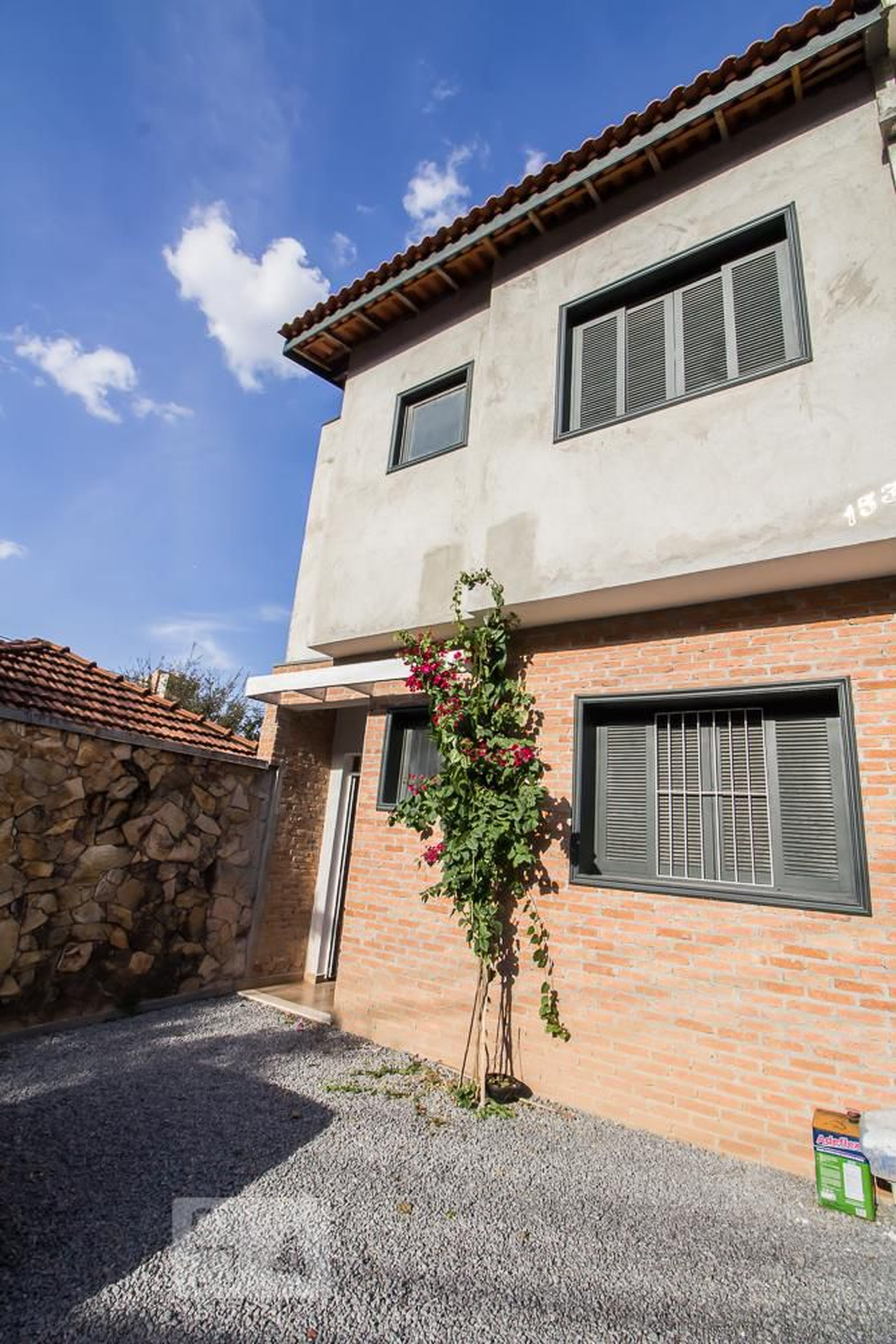 Fachada Condomínio Rua Cayowaá
