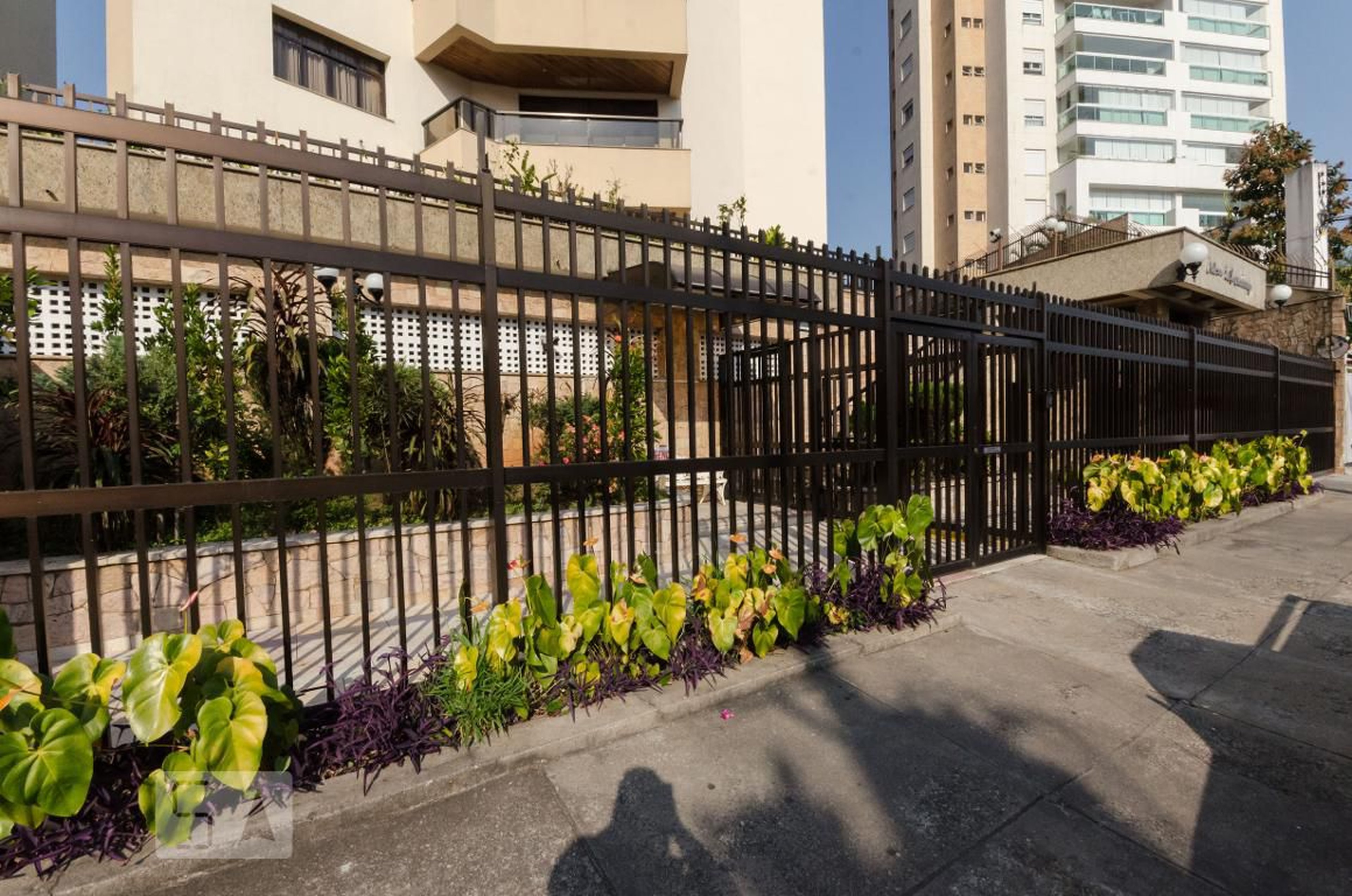 Fachada Condomínio em Rua Jerônima Dias, 141