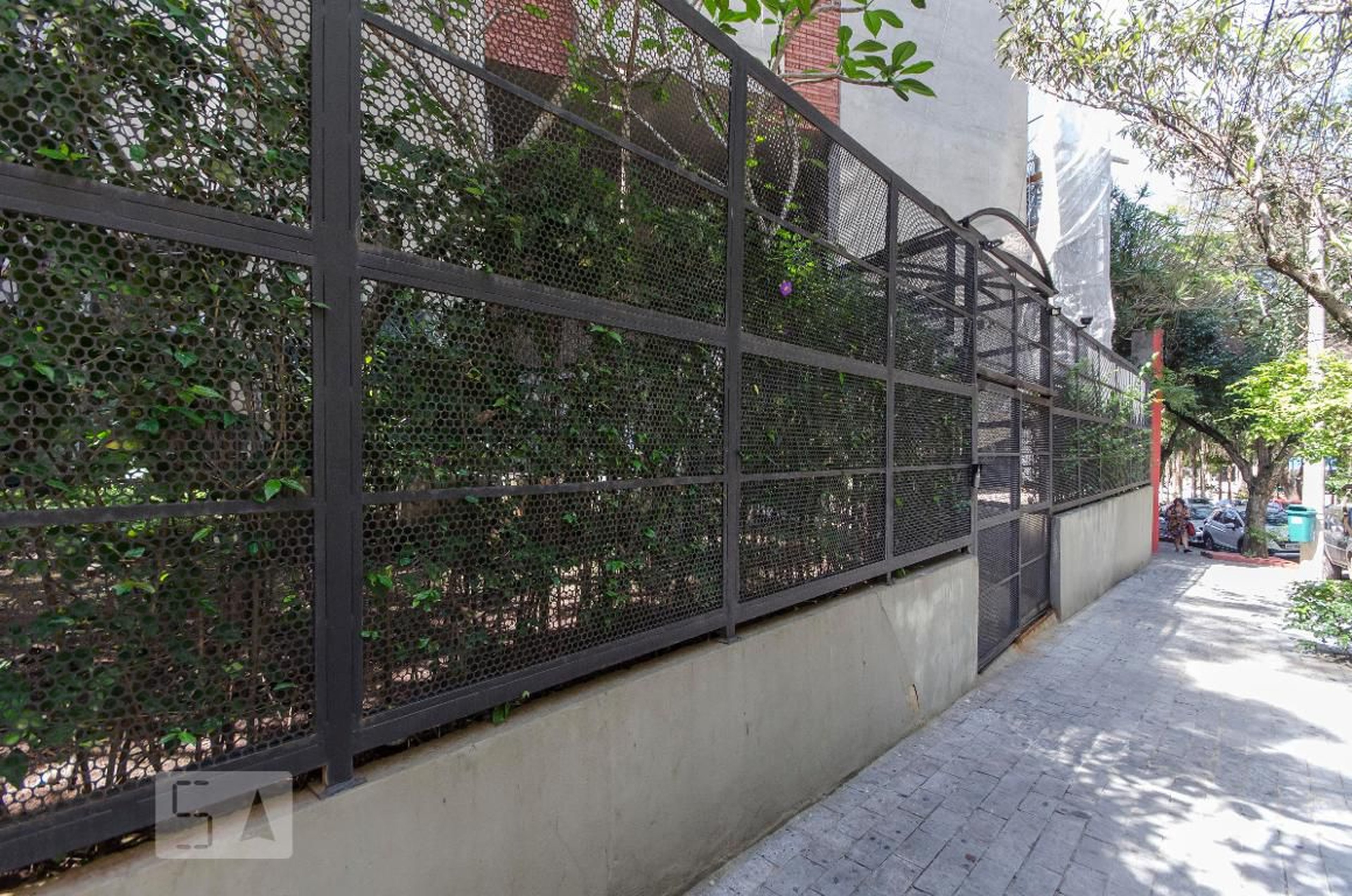 Fachada Condomínio em Praça Irmãos Karmann, 94