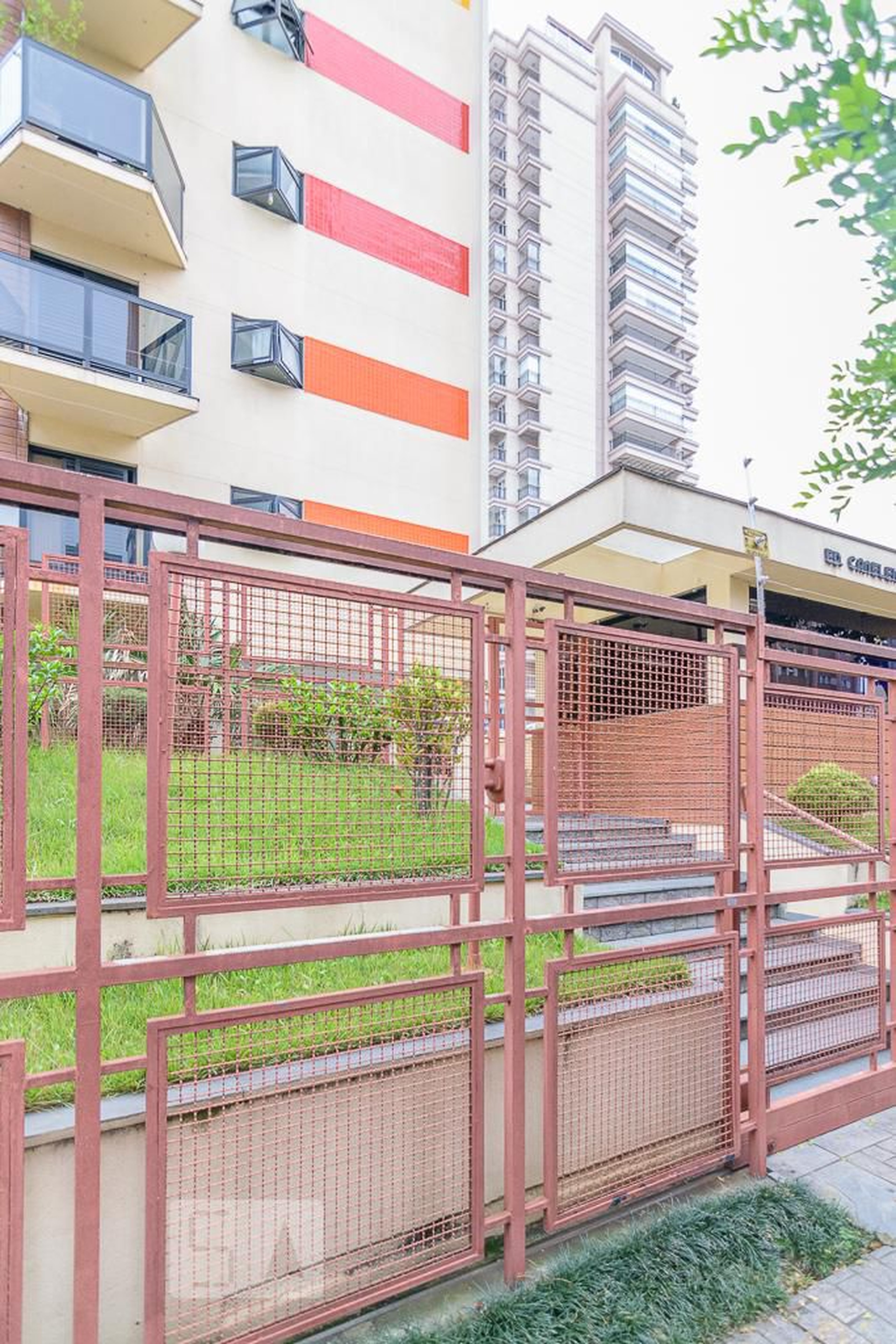 Fachada Condomínio Caneleiras