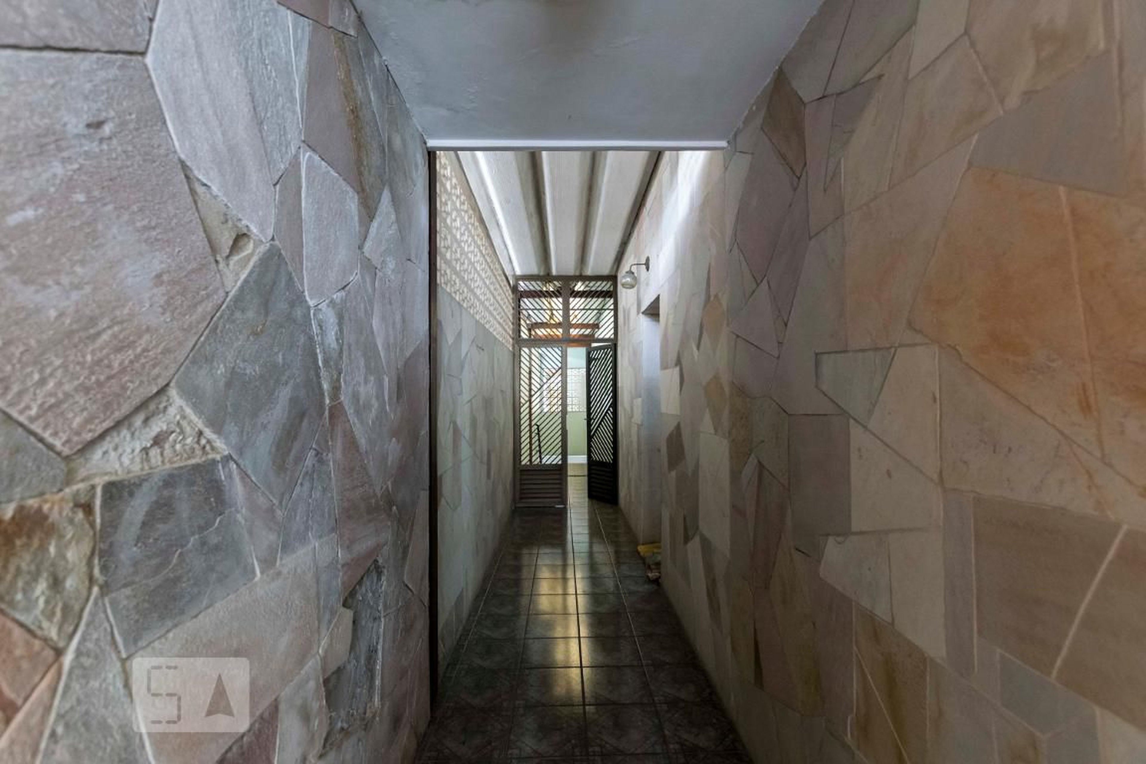 Entrada Condomínio em Rua Romão Puiggari, 182