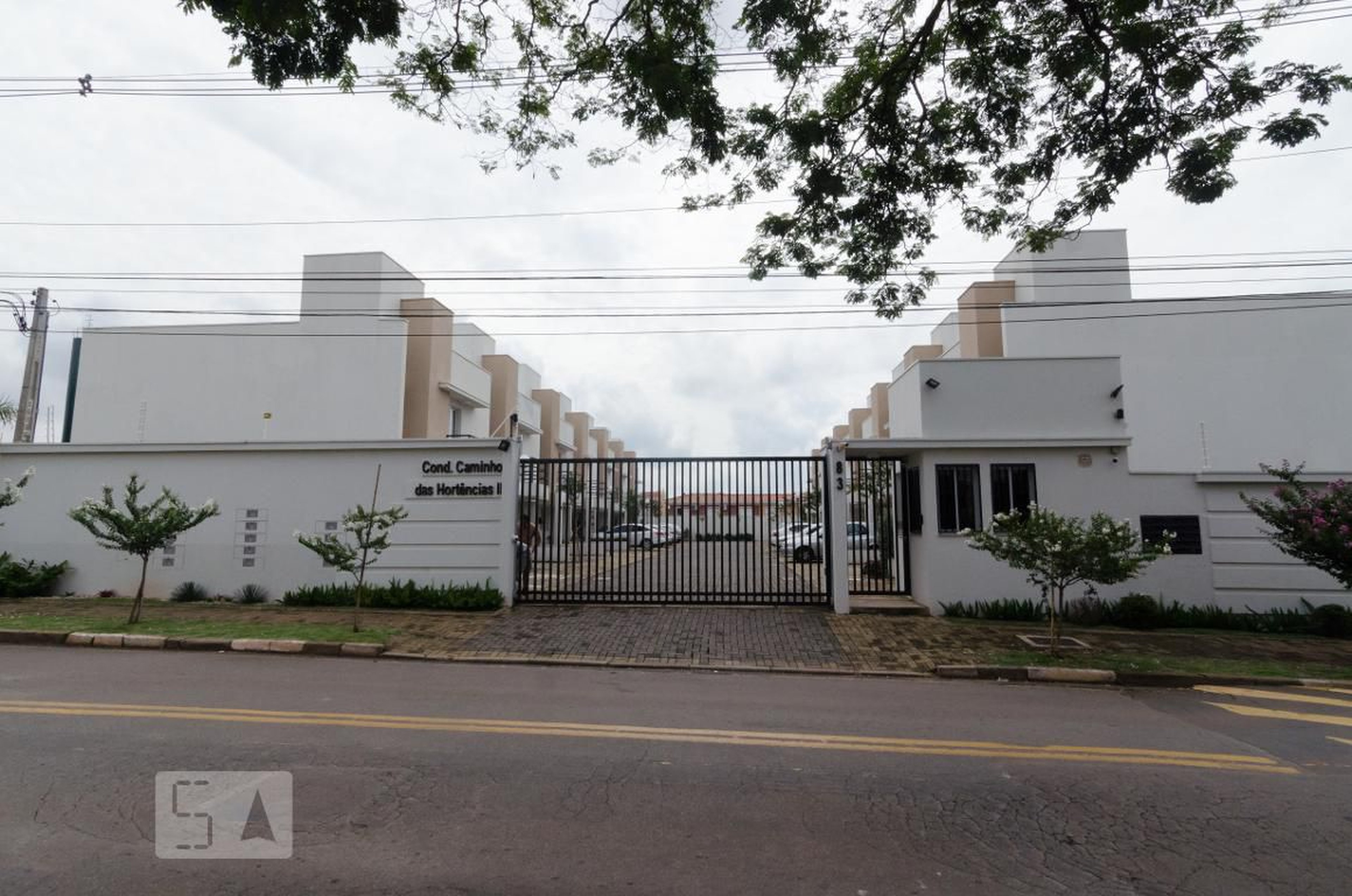 Fachada do condomínio Residencial Caminho das Hortências 02