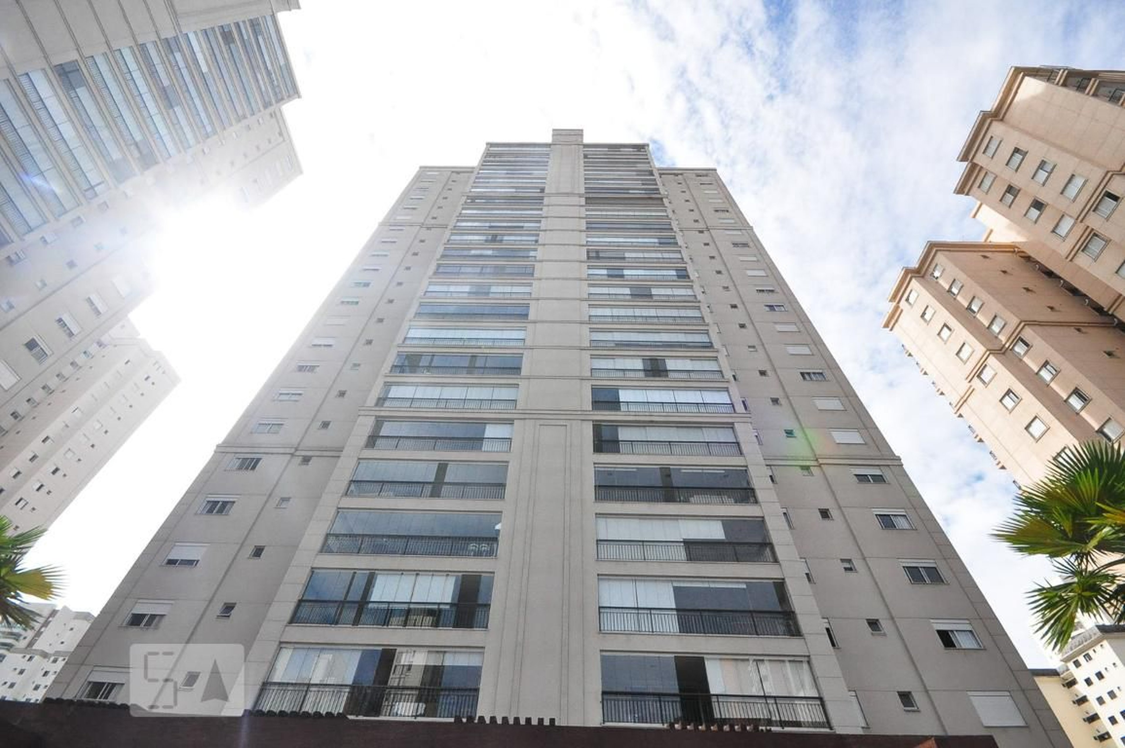 fachada Condomínio em Rua Palacete das Águias, 237