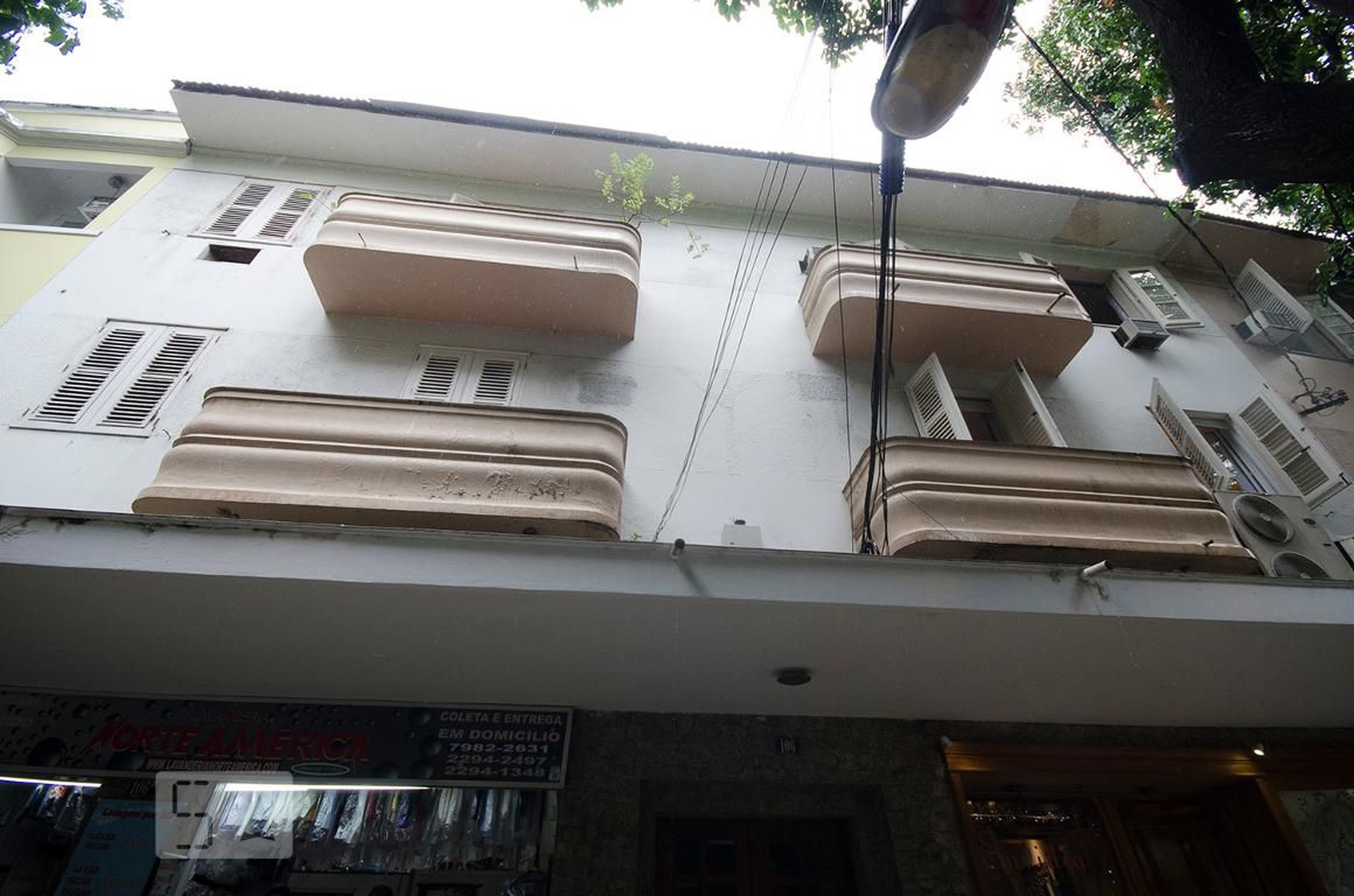 FACHADA Condomínio em Rua Dias Ferreira, 106