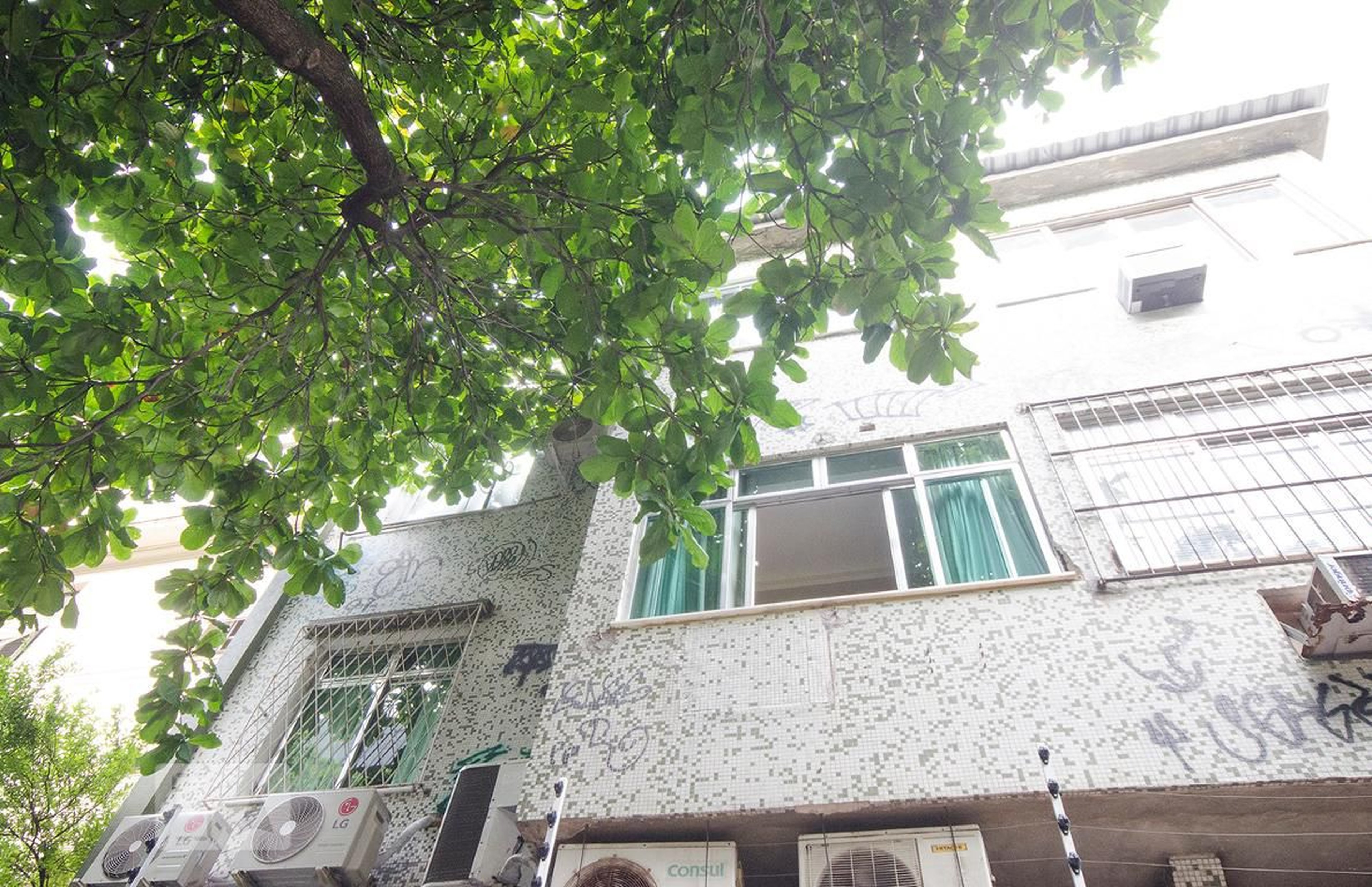 FACHADA Condomínio em Avenida Henrique Dumont, 112