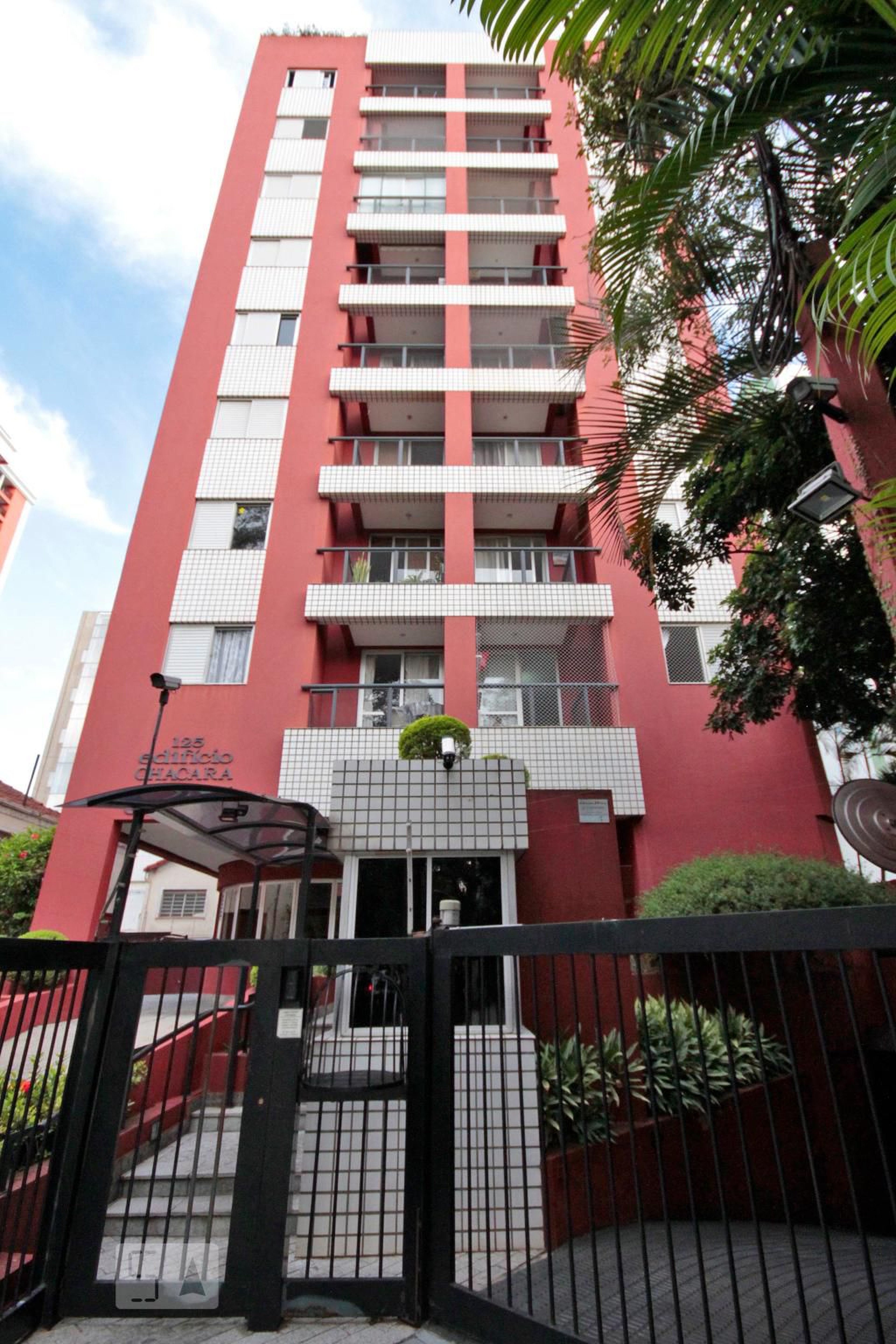 Fachada Condomínio em Rua Adolfo Gordo, 125