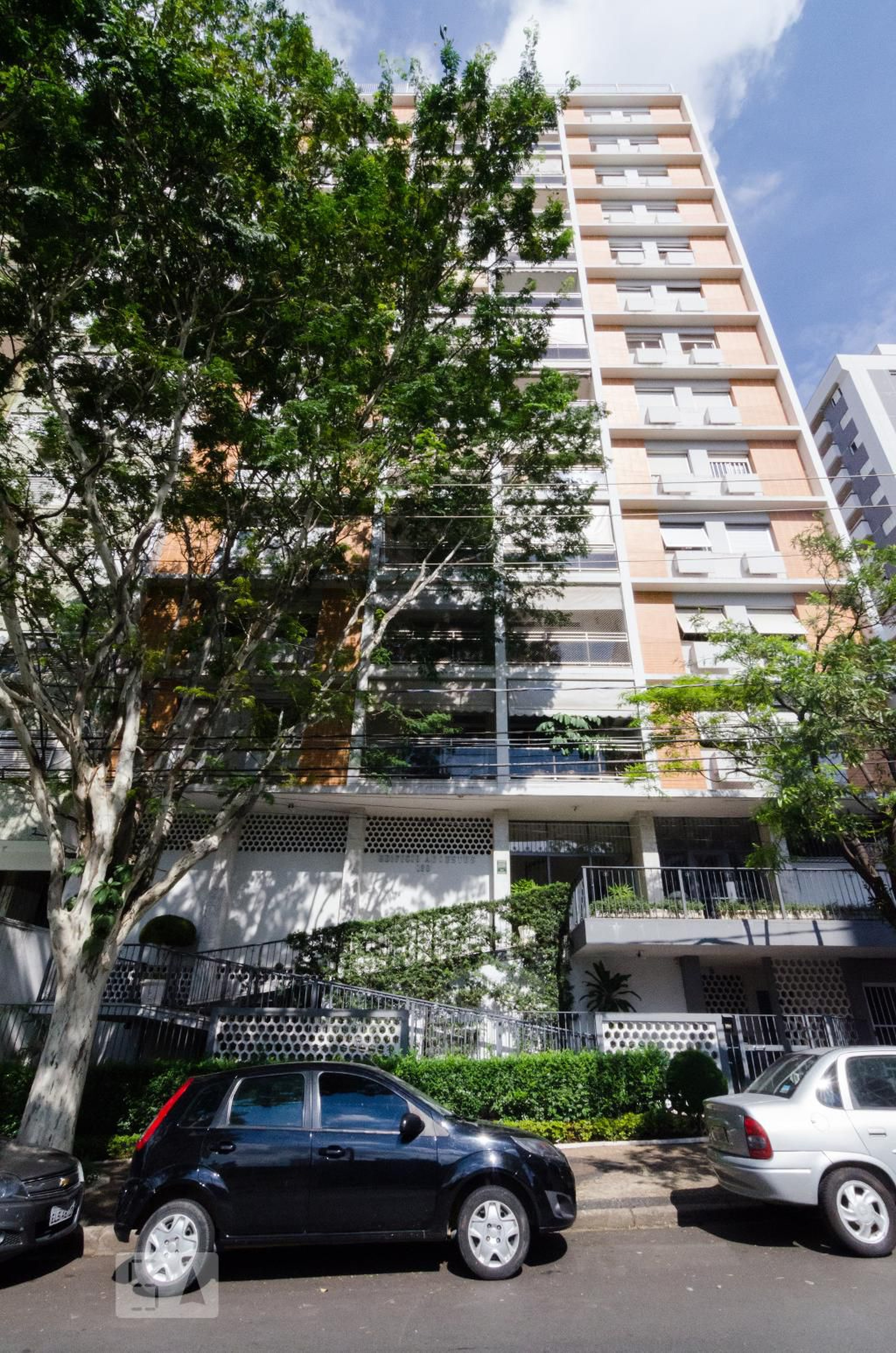 Fachada do prédio Condomínio em Rua Álvaro Muller, 130