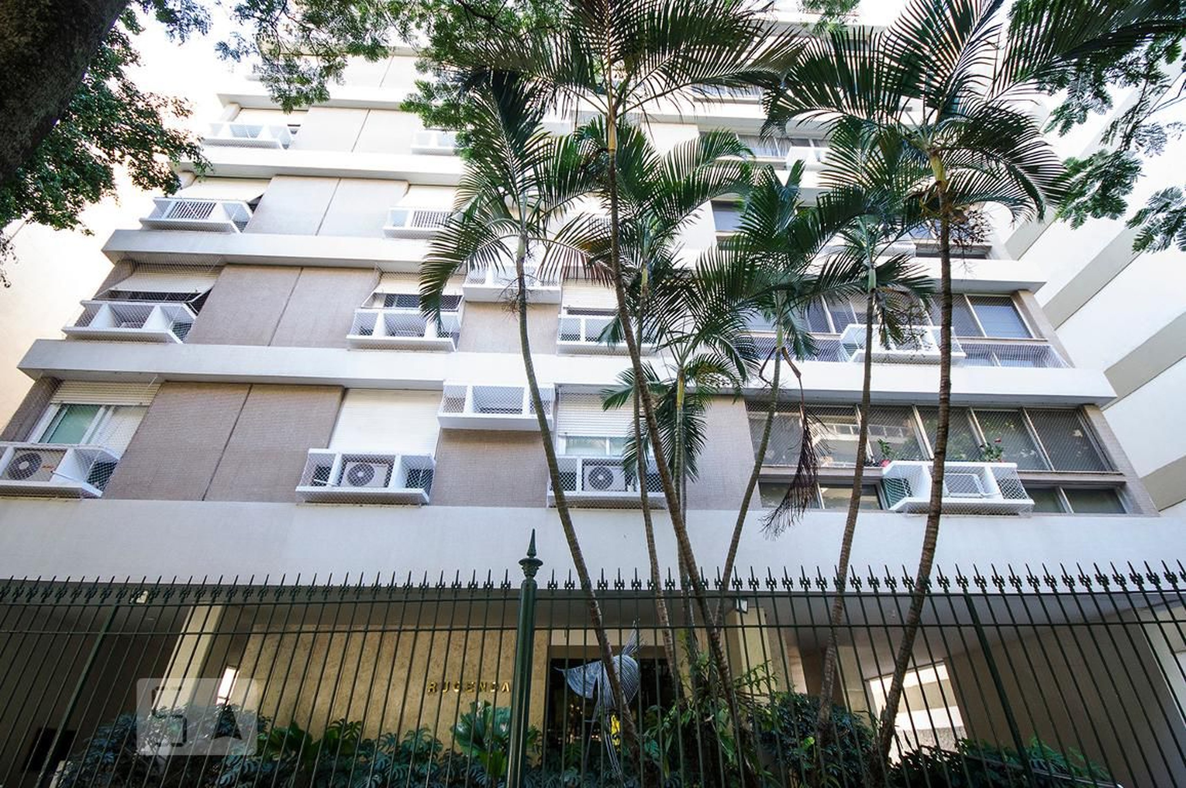 FACHADA Condomínio em Rua Alberto de Campos, 266