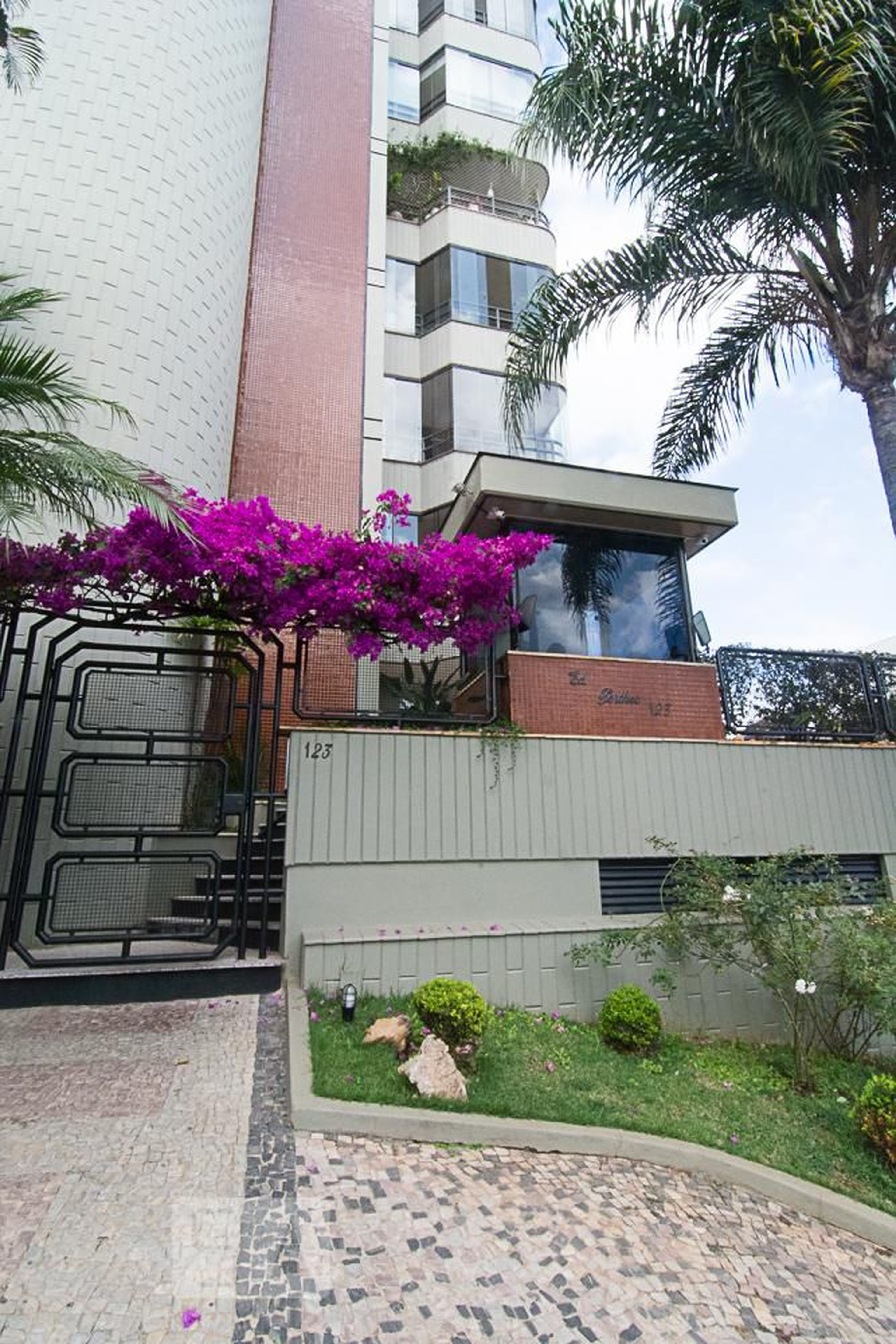 Fachada Condomínio em Rua Oriente, 123