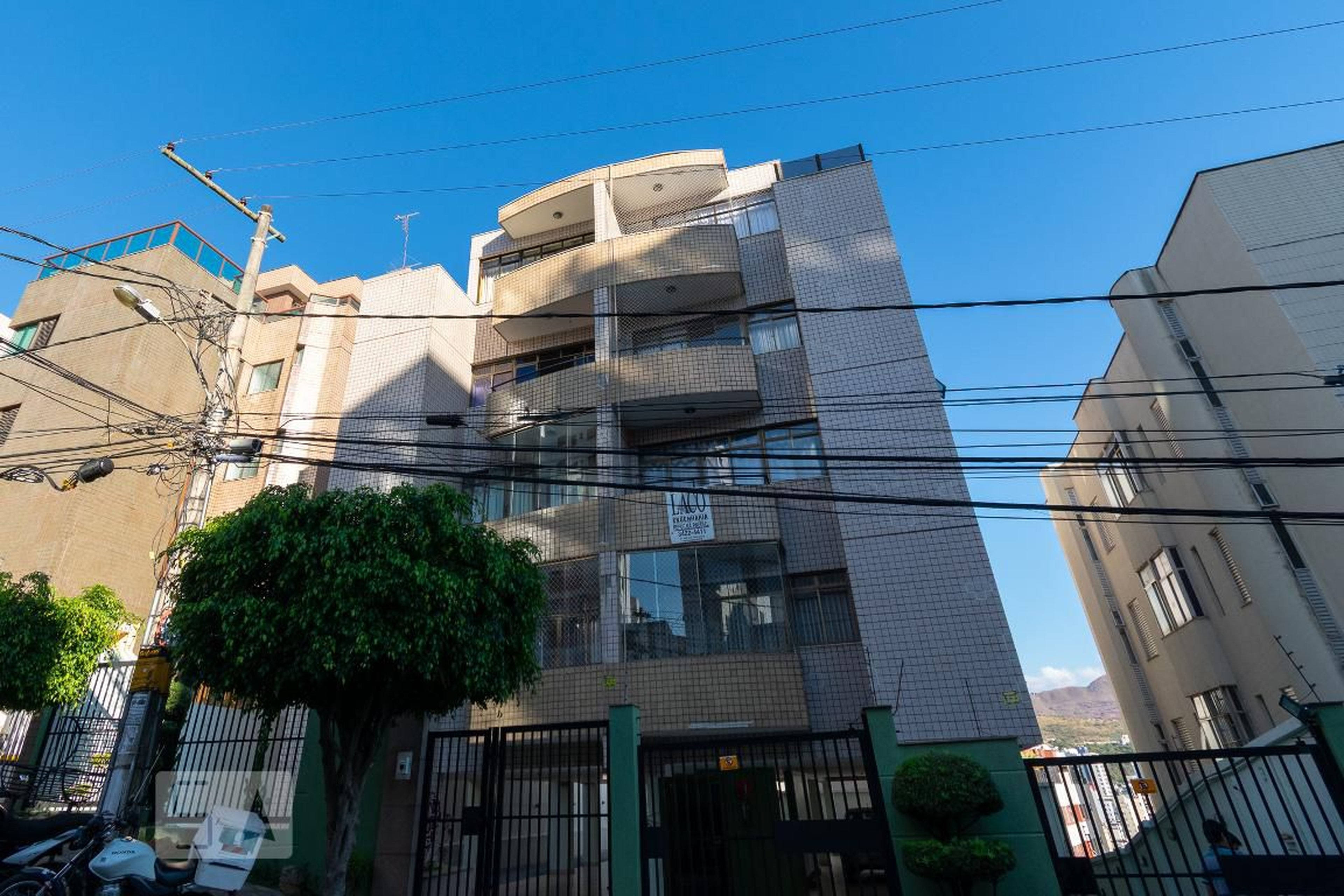 Fachada Condomínio em Rua Stella Hanriot, 44