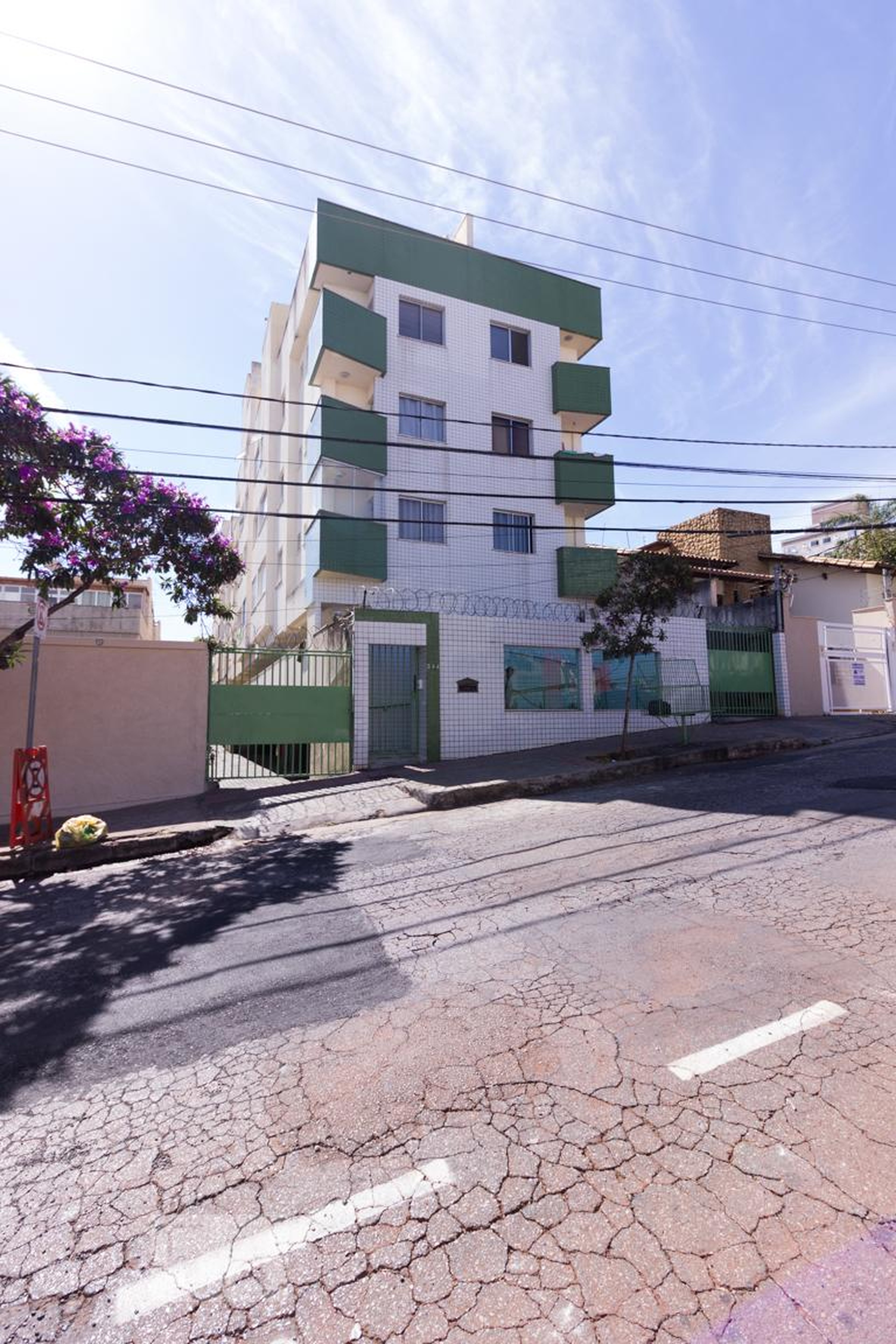 Fachada Condomínio em Rua Castelo da Beira, 344