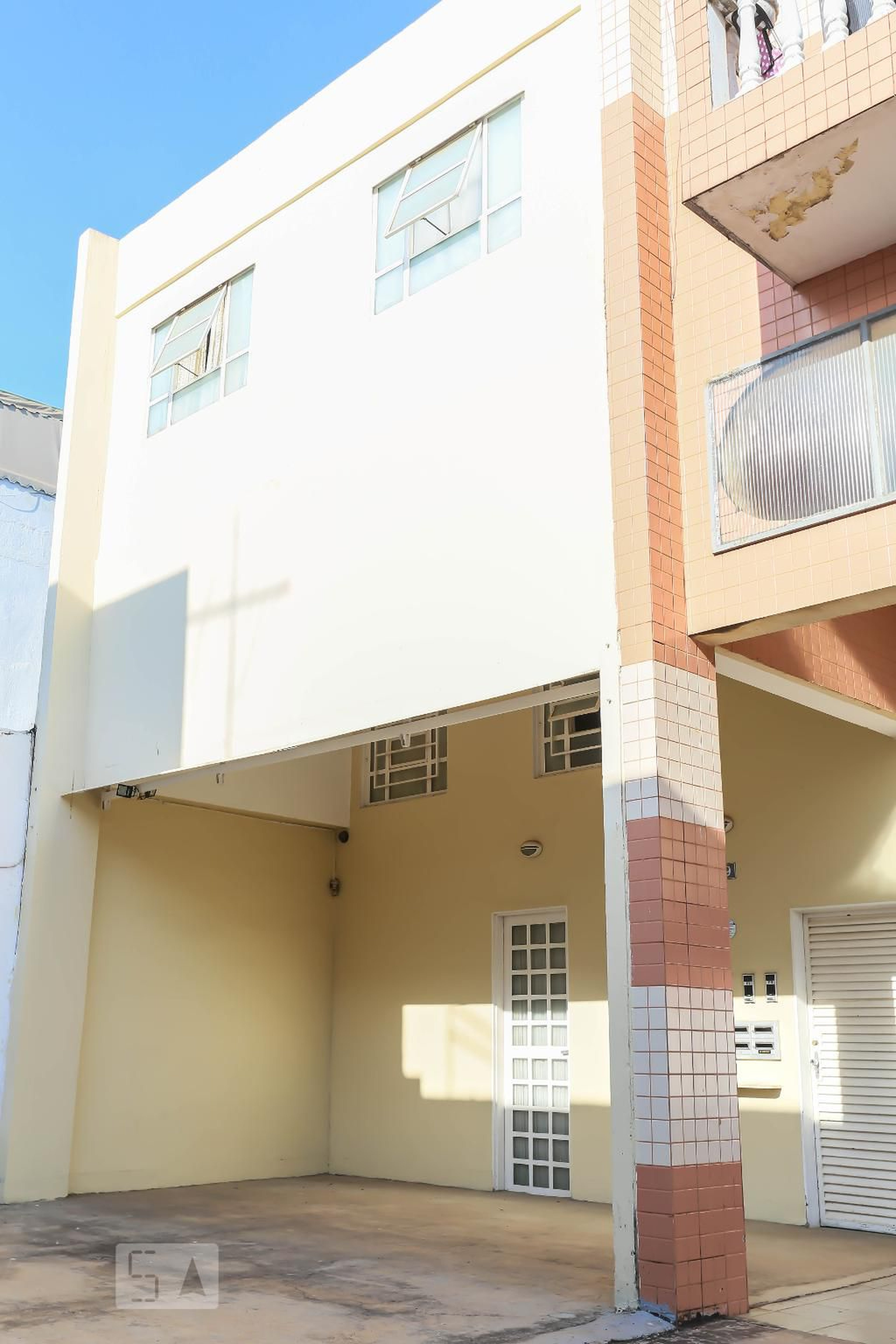 Fachada Condomínio em Sclrn, 713