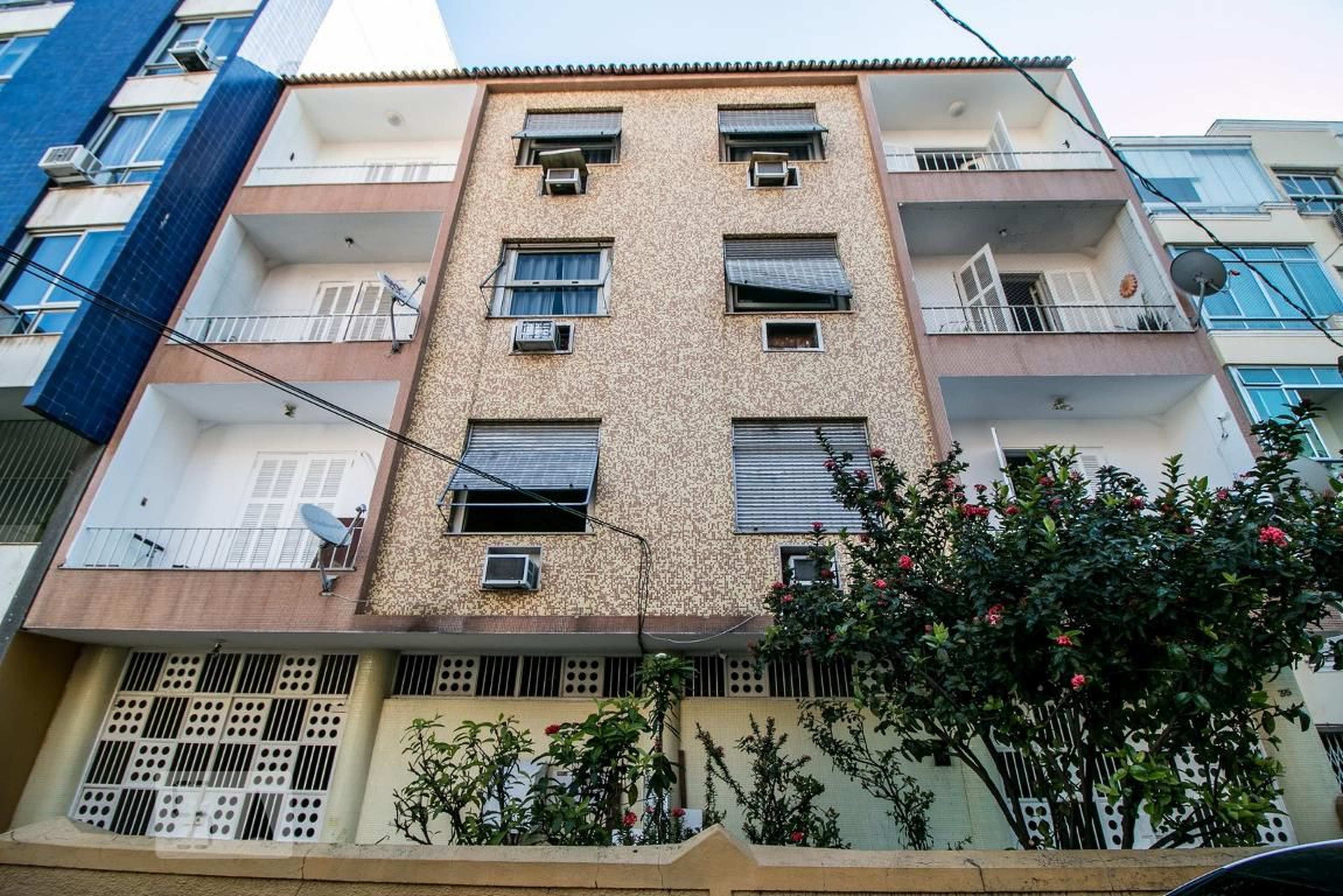 Fachada Condomínio em Rua Manuel Leitão, 35