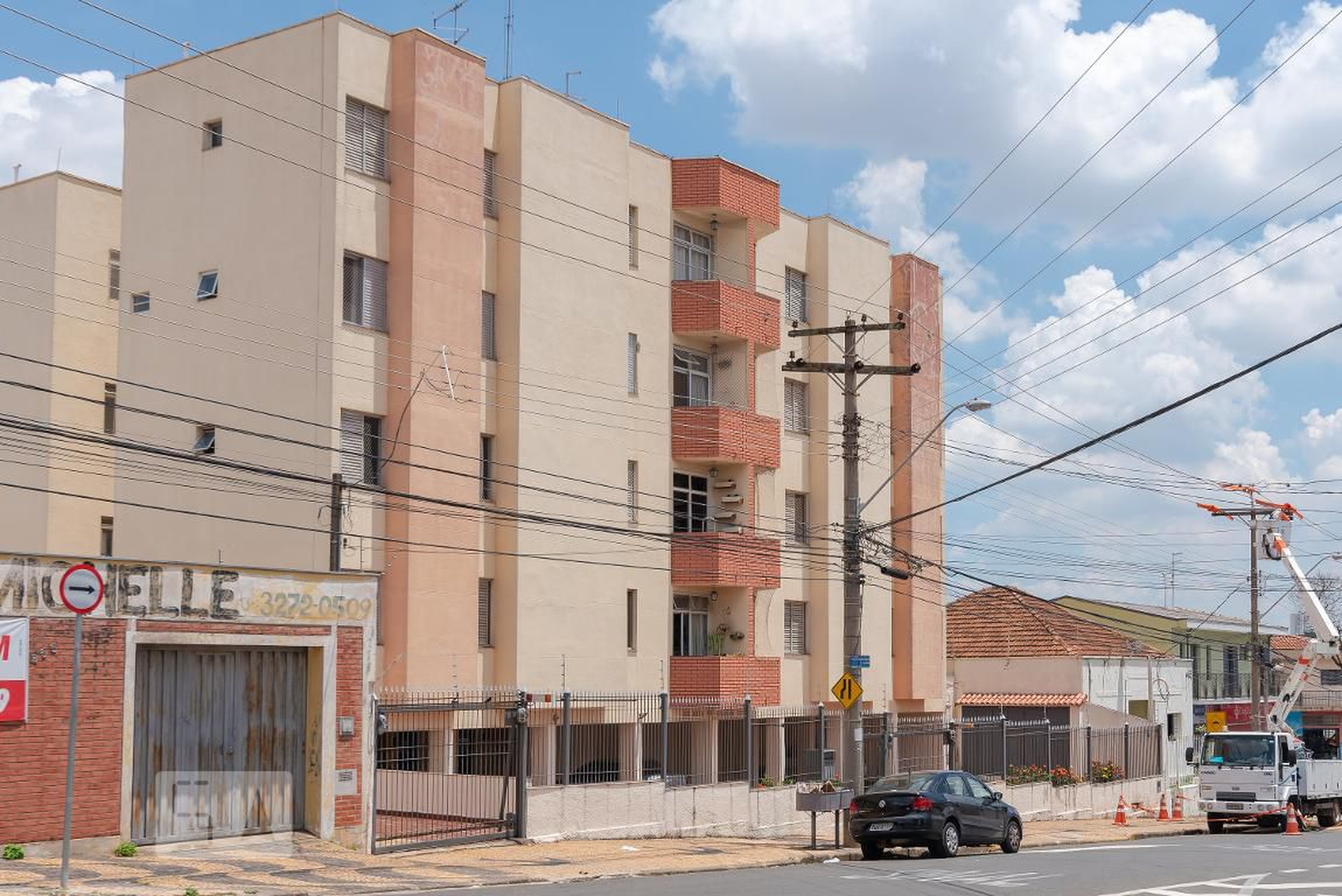 Fachada Condomínio em Rua Tomás Gonçalves Gômide, 275