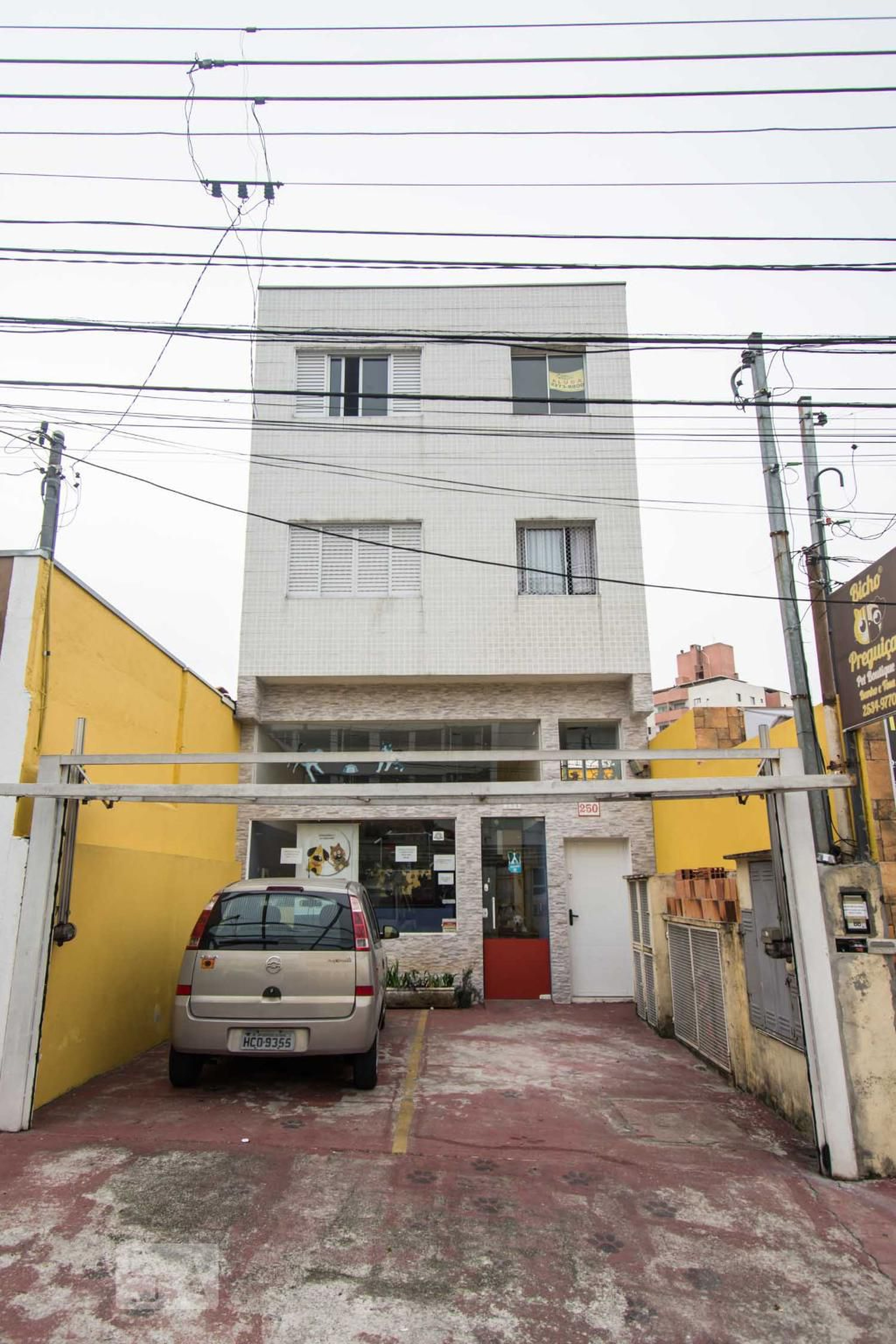 Fachada Condomínio em Rua Alfeu Taváres, 250