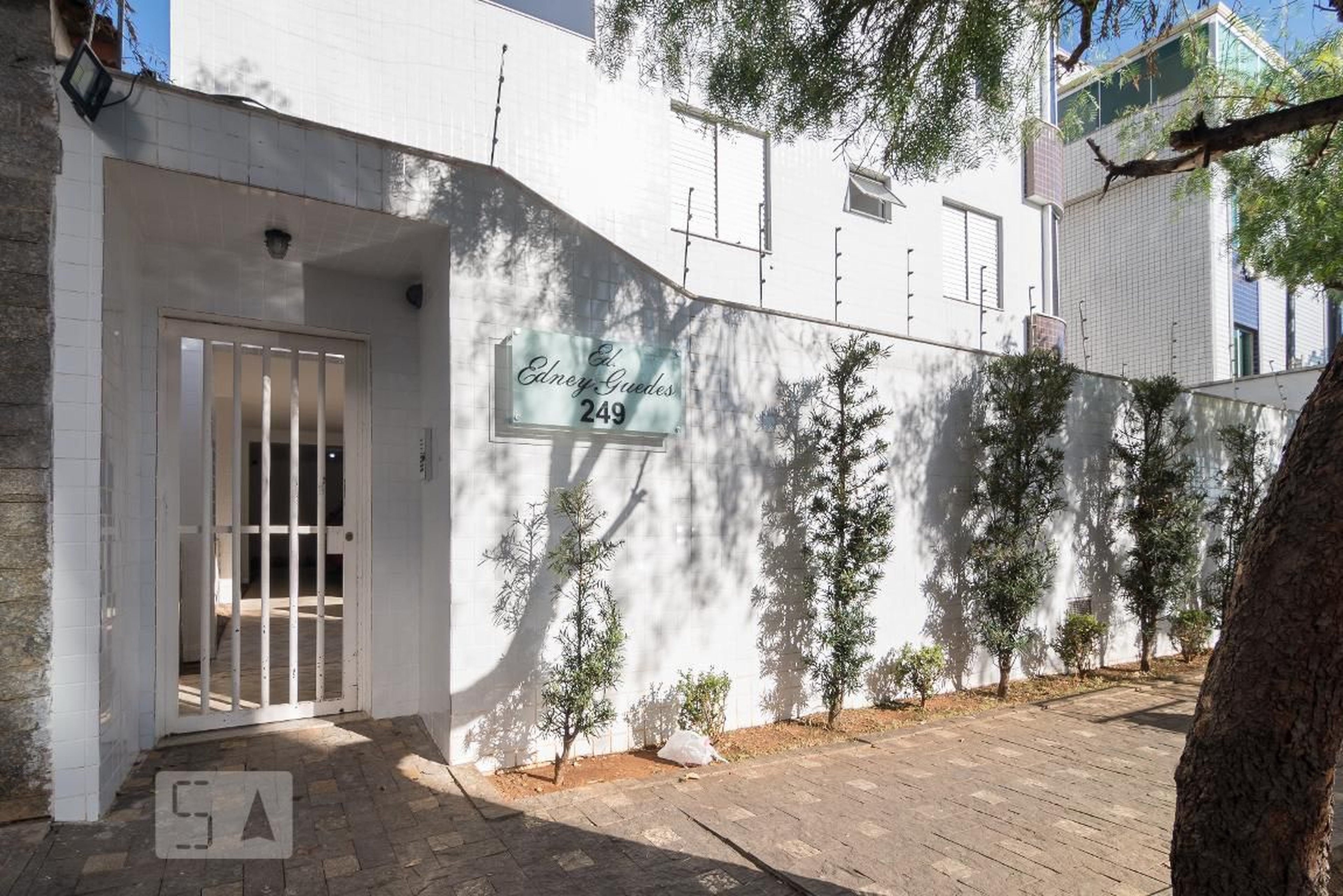 Fachada Condomínio em Rua Castelo de Lisboa, 249