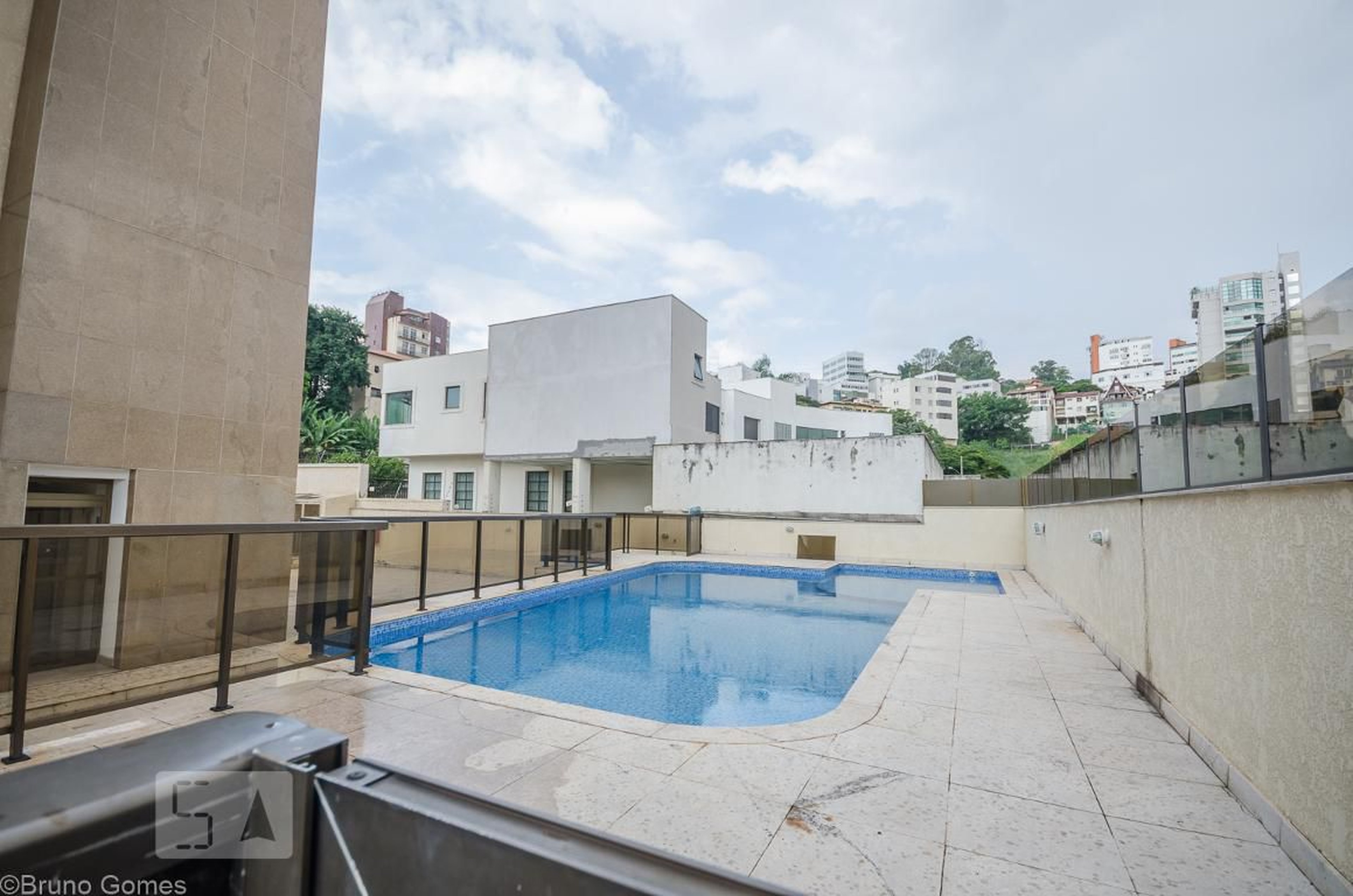 PISCINA Condomínio em Rua Newton, 260