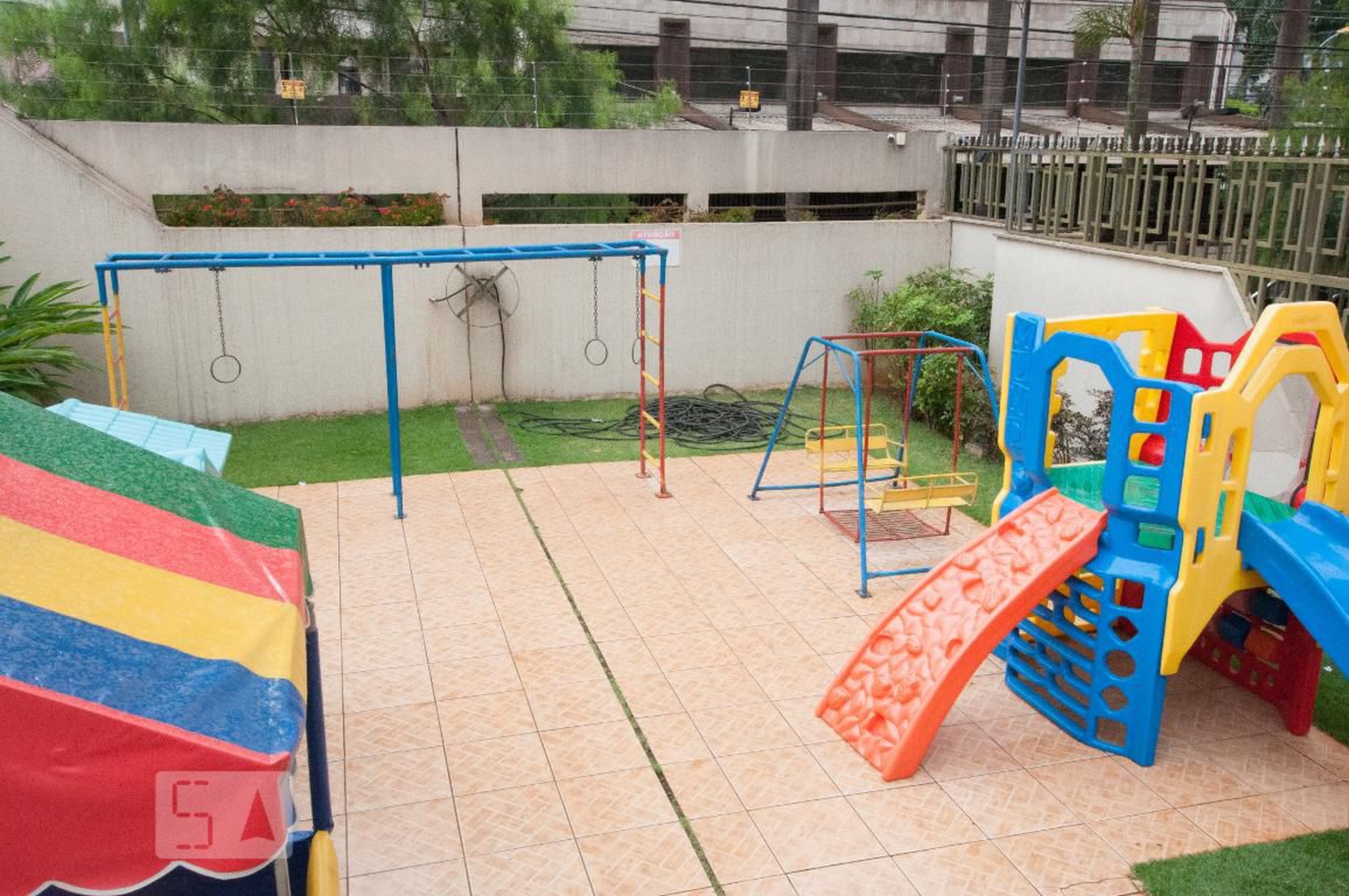 Playground - Borges Landeiro B