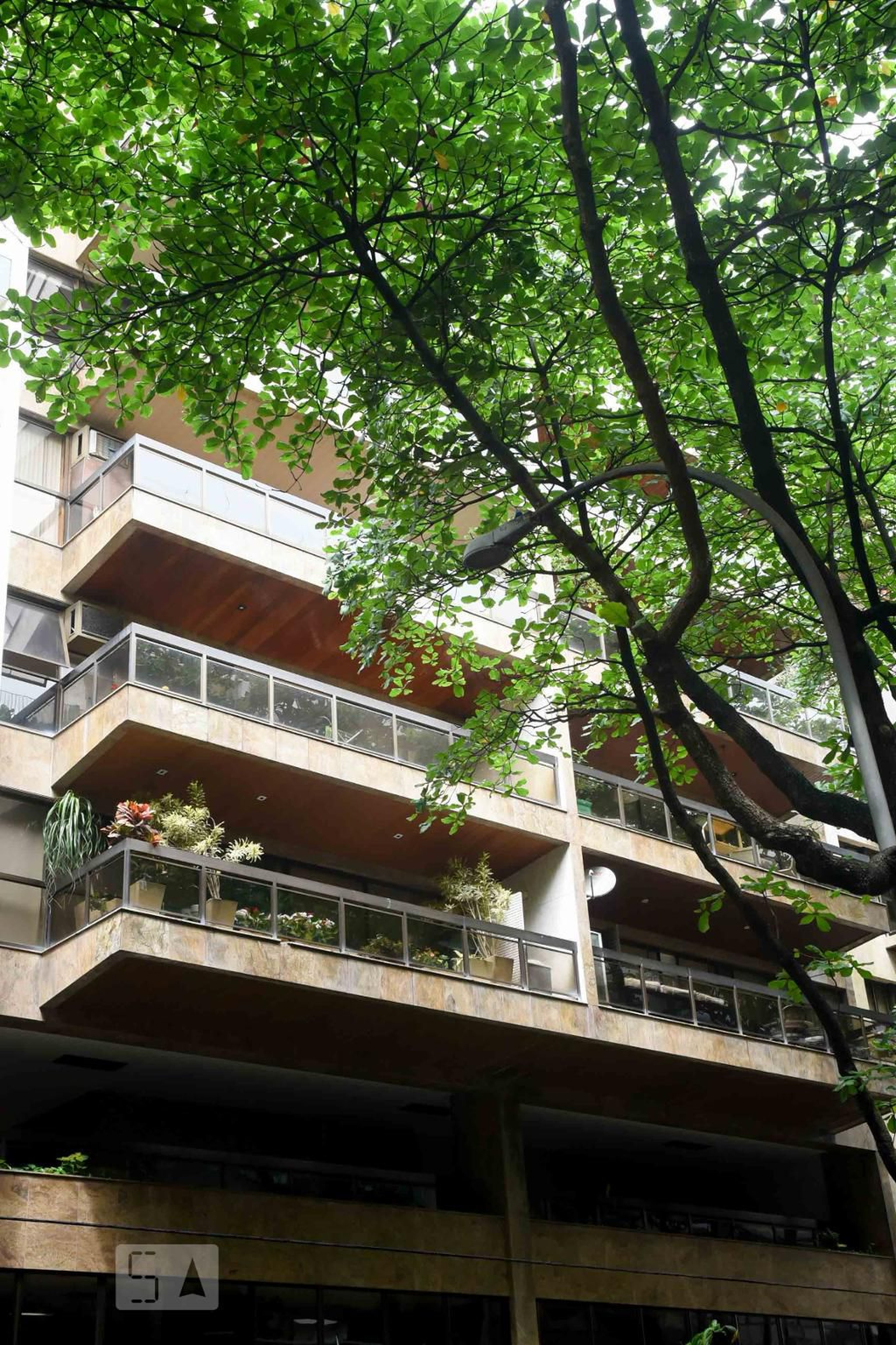 Fachada Condomínio em Rua José Linhares, 28