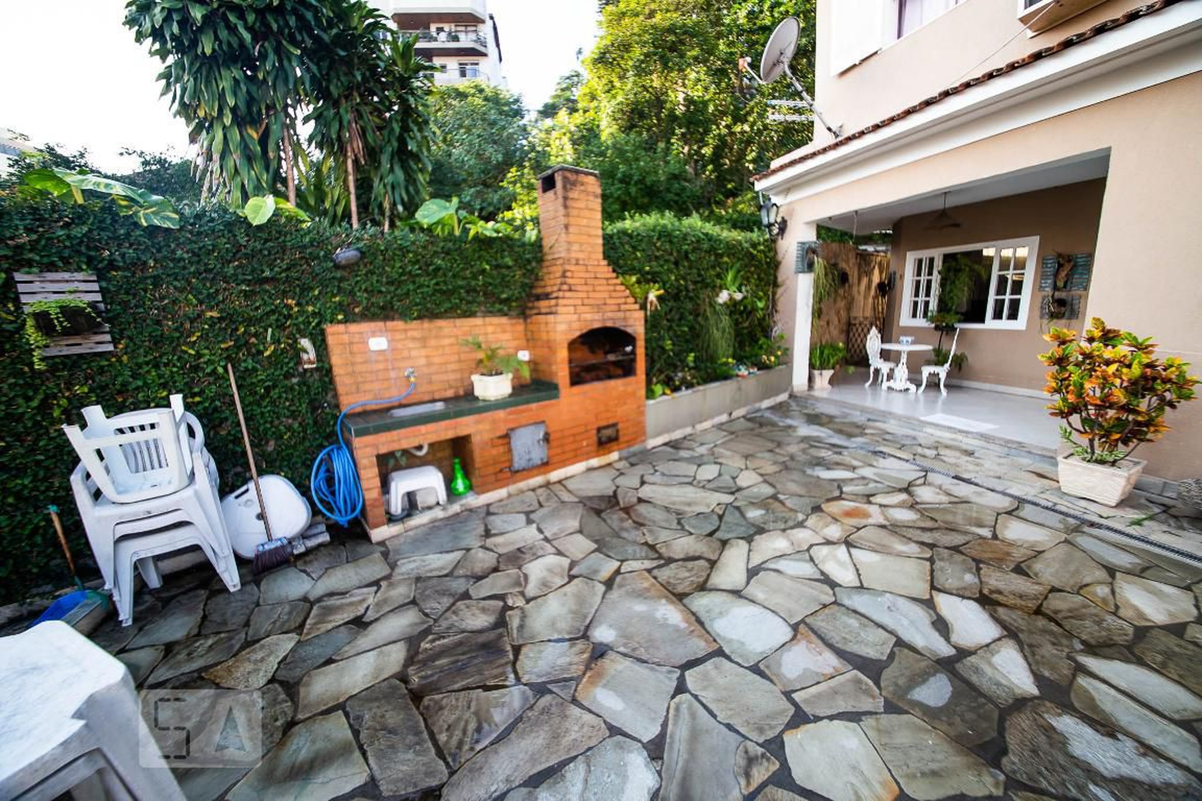 Churrasqueira Condomínio em Rua Itapuca, 75