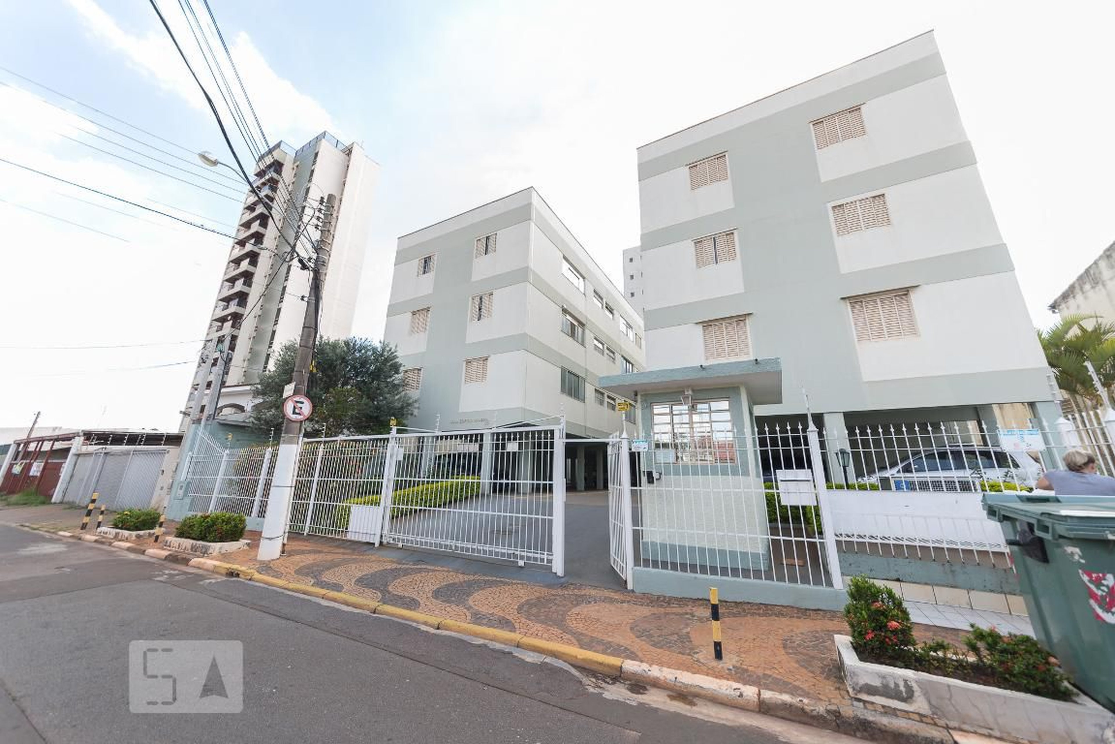 Fachada Condomínio em Rua Dona Estér Nogueira, 136