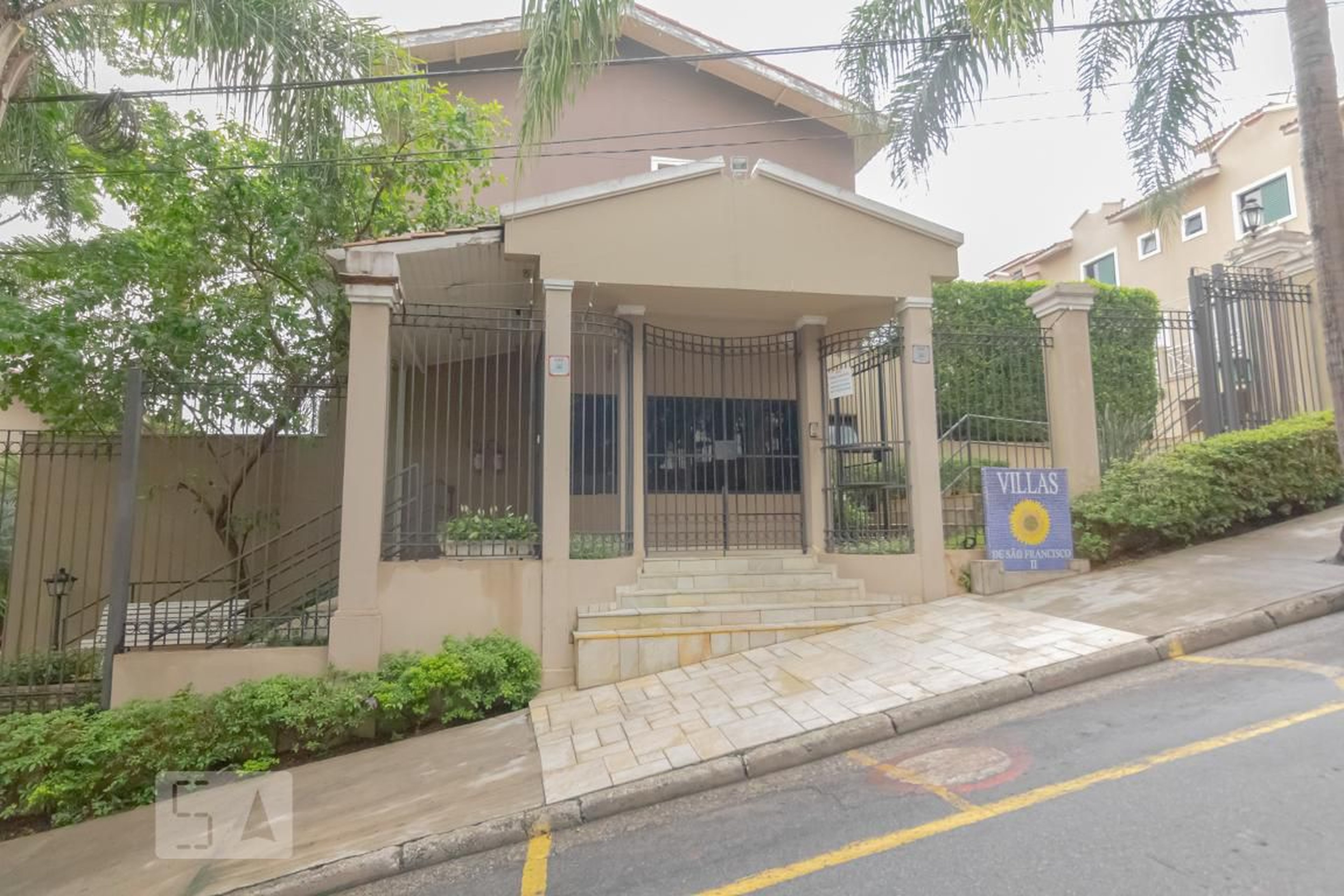 Fachada do condomínio Condomínio em Rua Fernando Augusto Santa Cruz Oliveira, 46