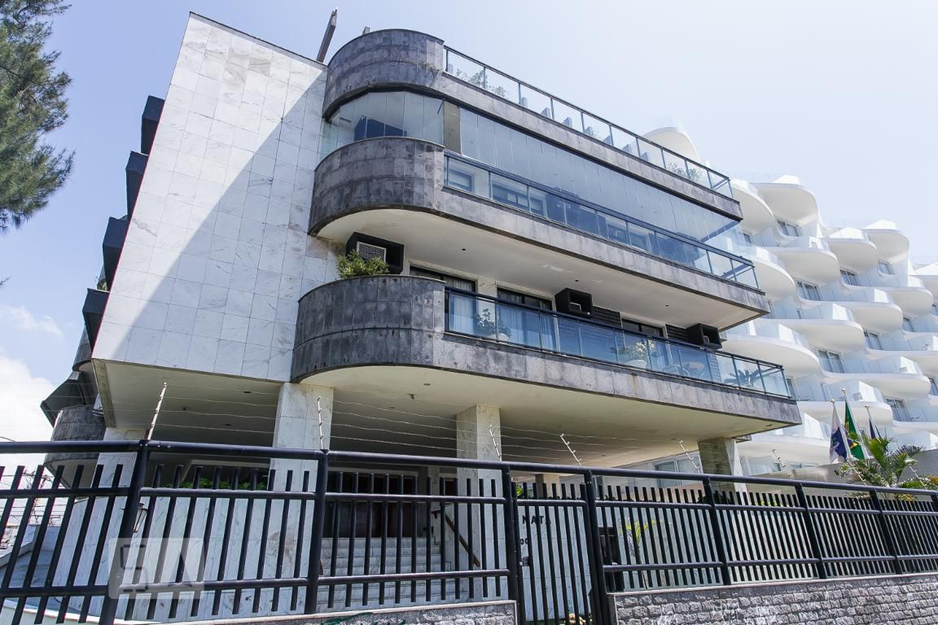 Fachada Condomínio em Avenida Lúcio Costa, 17300