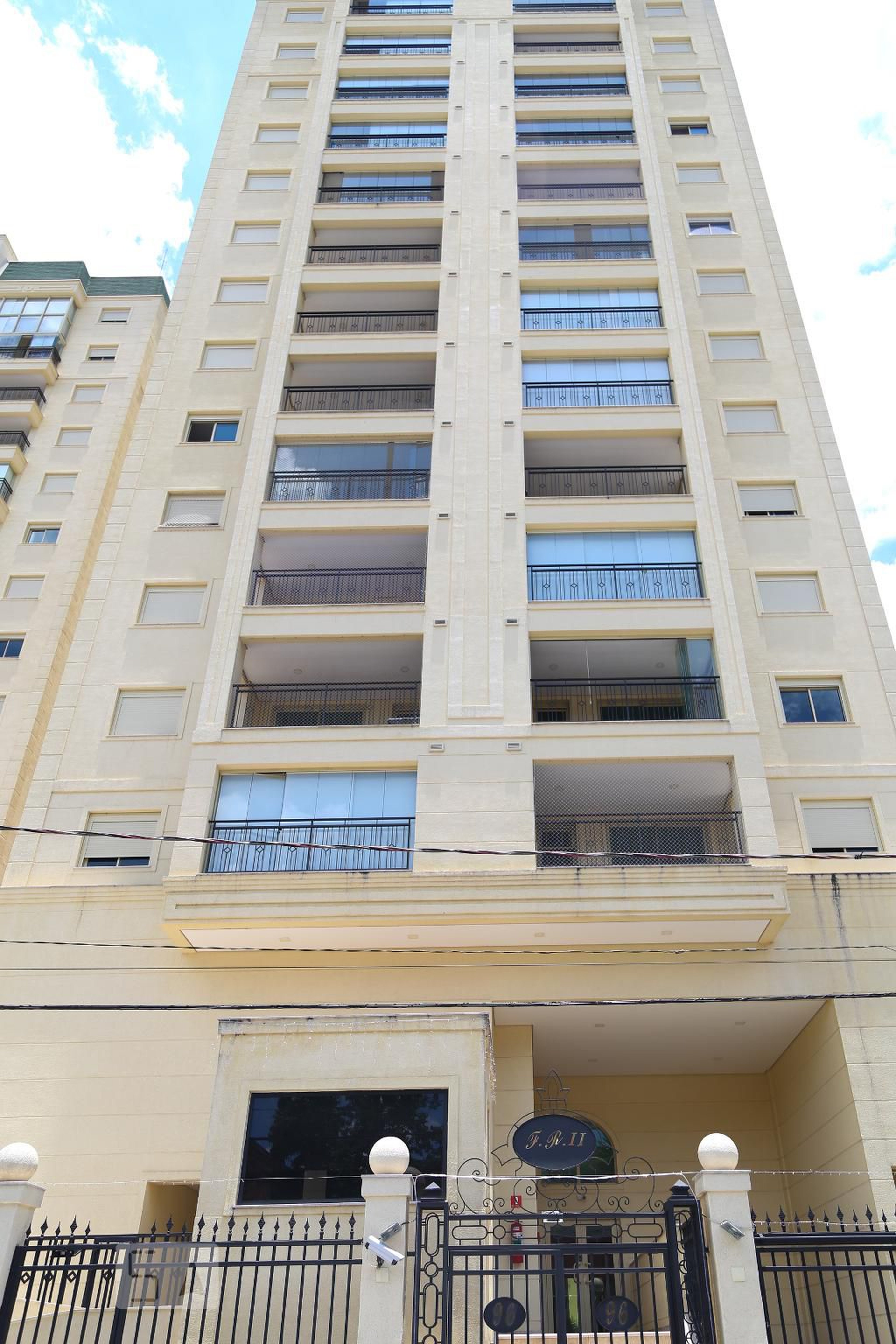 Fachada Condomínio em Rua Desembargador Euclides da Silveira, 84/96