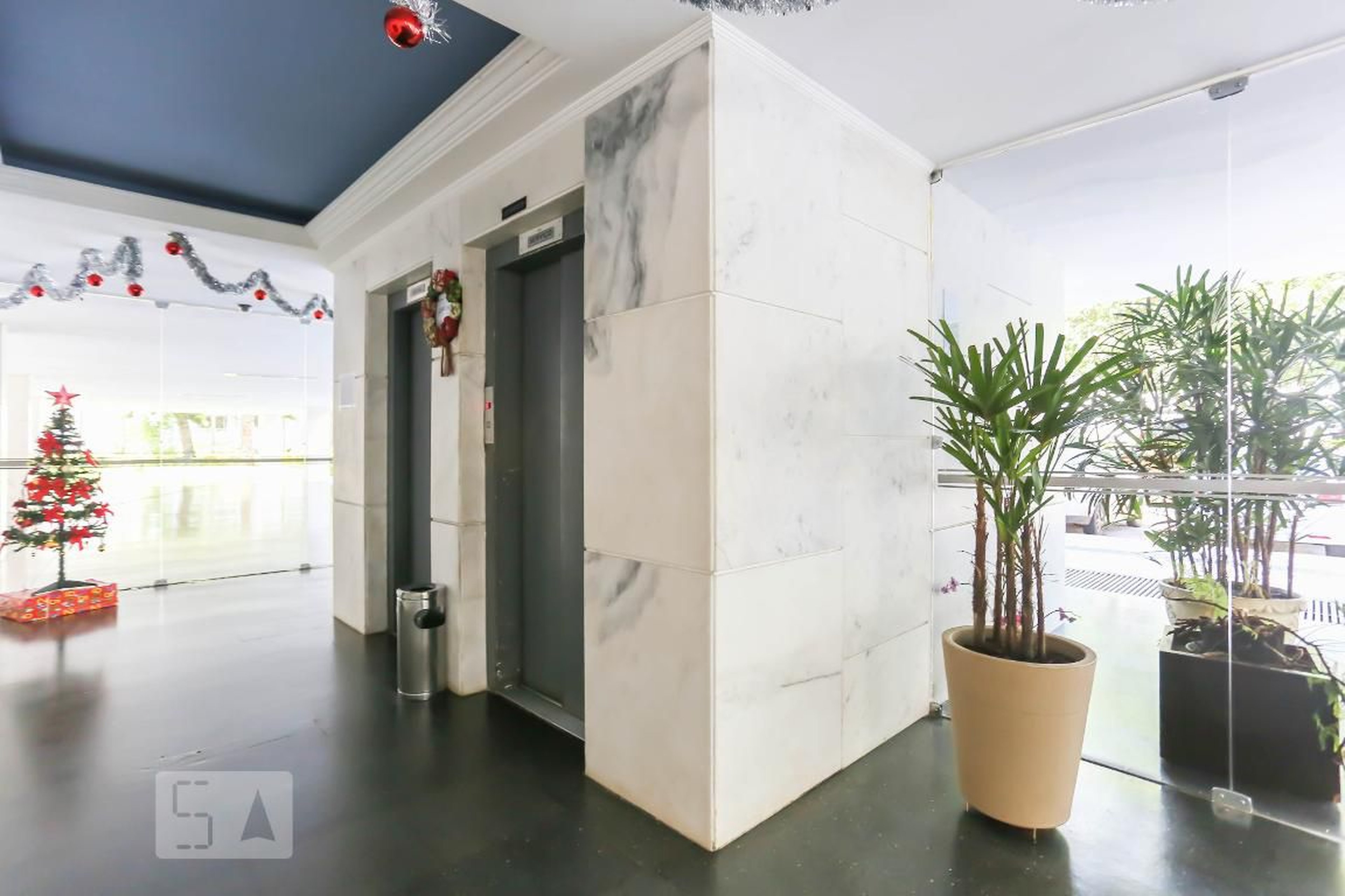 Hall de entrada Condomínio em Sqn, 304