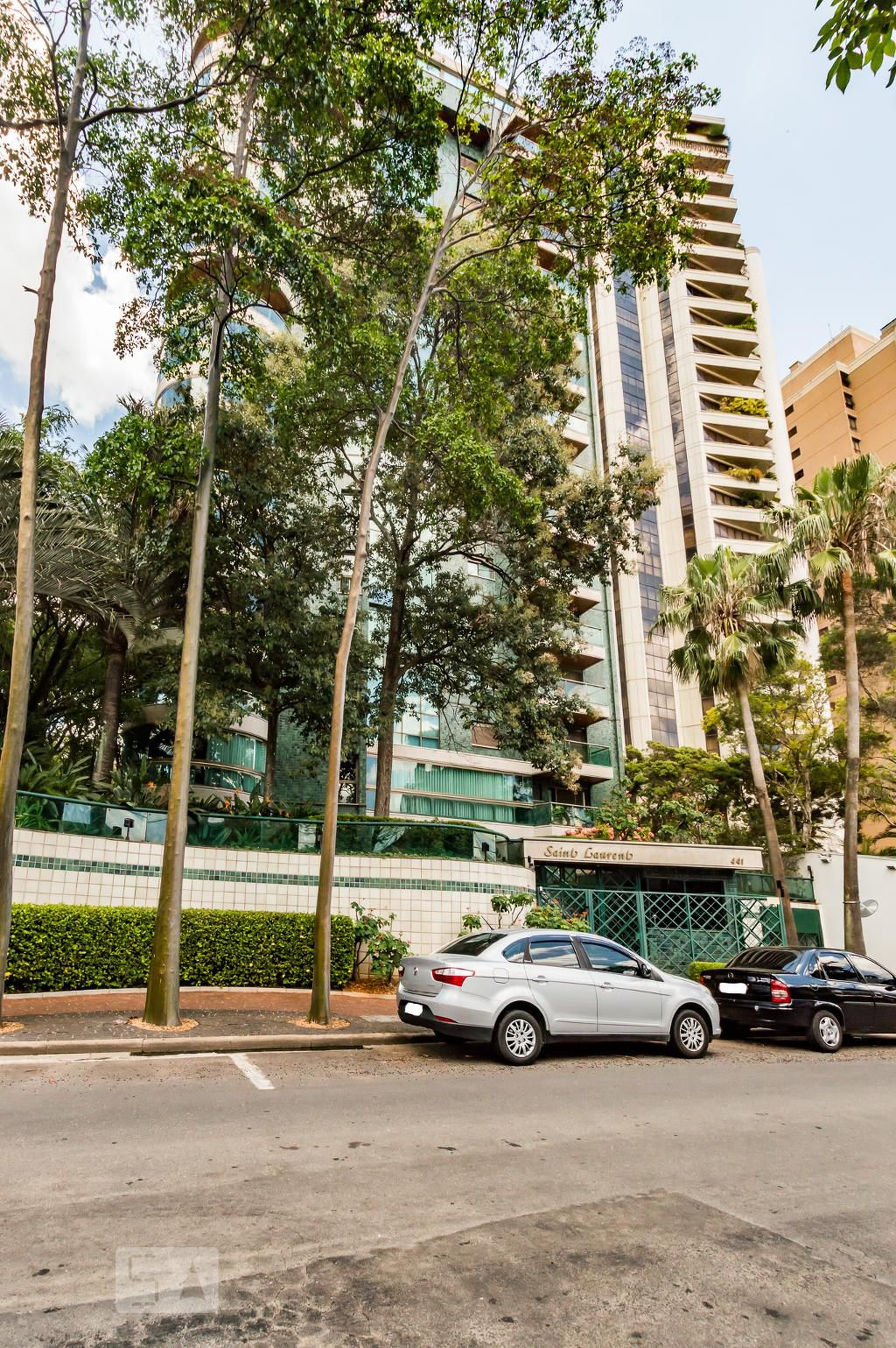Fachada Condomínio em Rua Maria Monteiro, 441