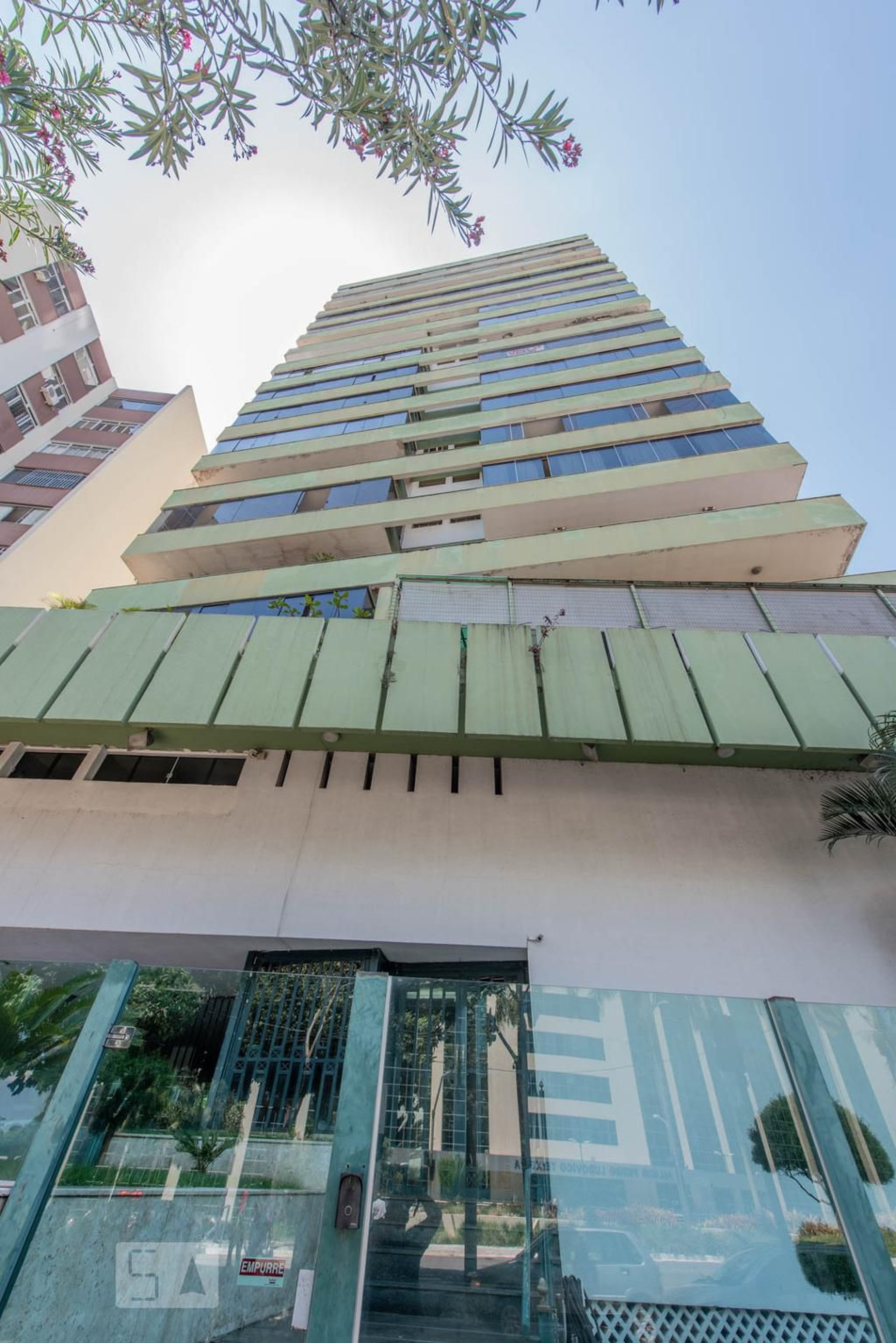 Fachada Condomínio em Rua 82, 279